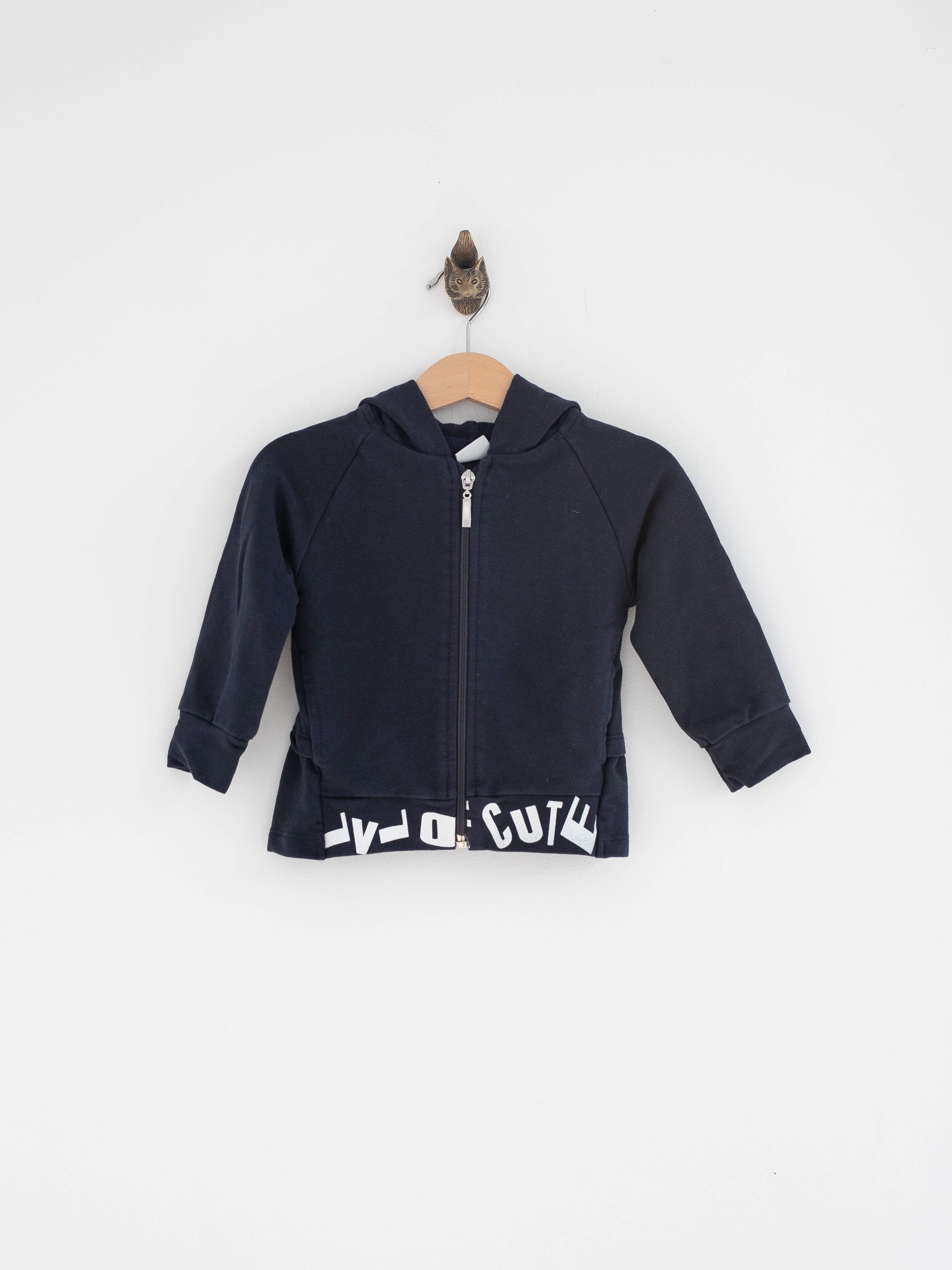 סווטשירט כהה עם כיתוב ""SO CUTE""