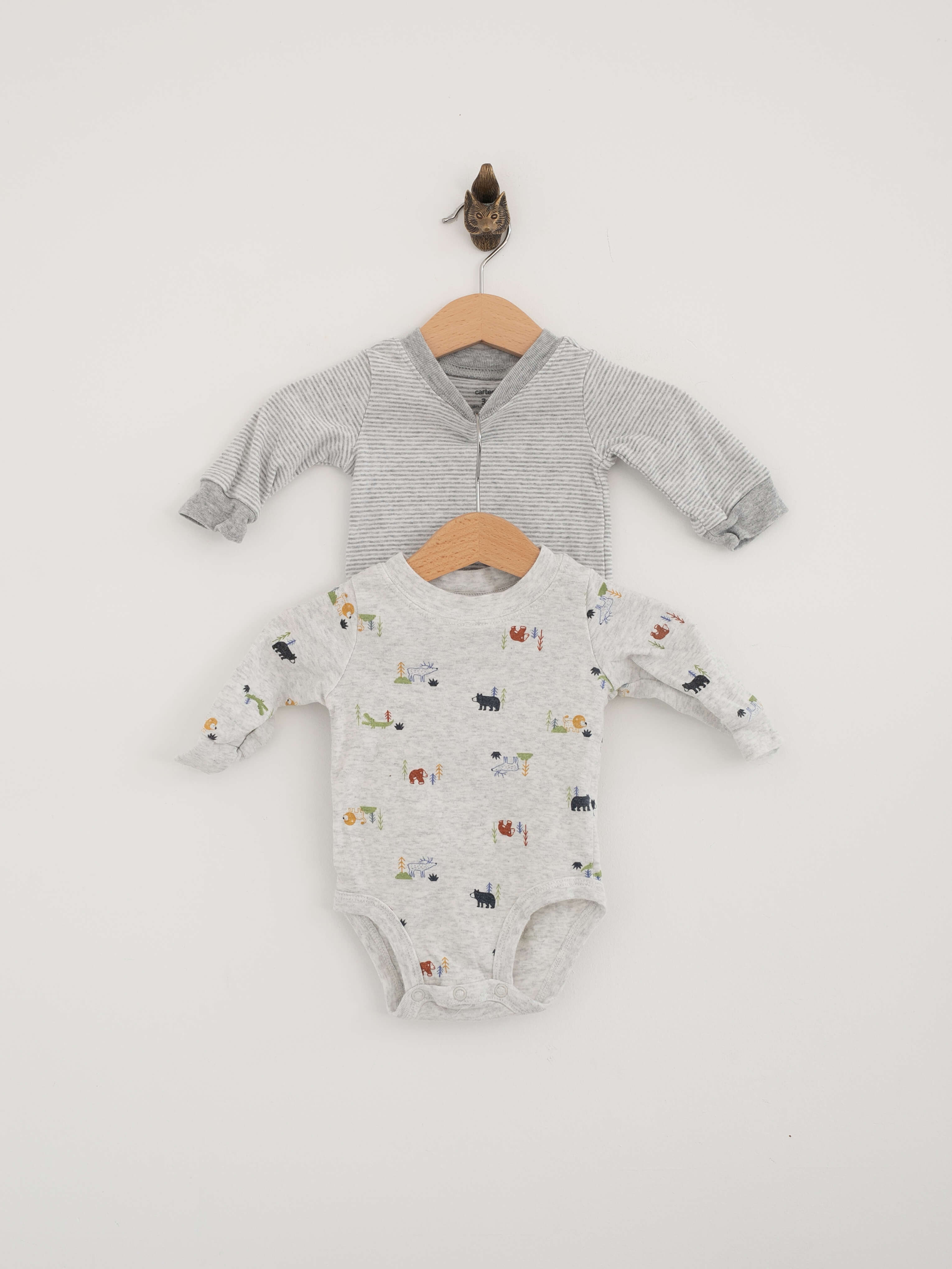 חליפת תינוק אפורה עם הדפס רכבים