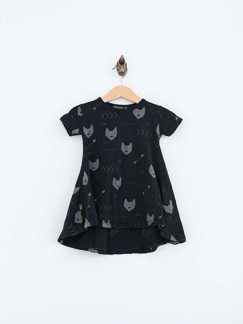 שמלת ילדה שחורה עם הדפס זאבים