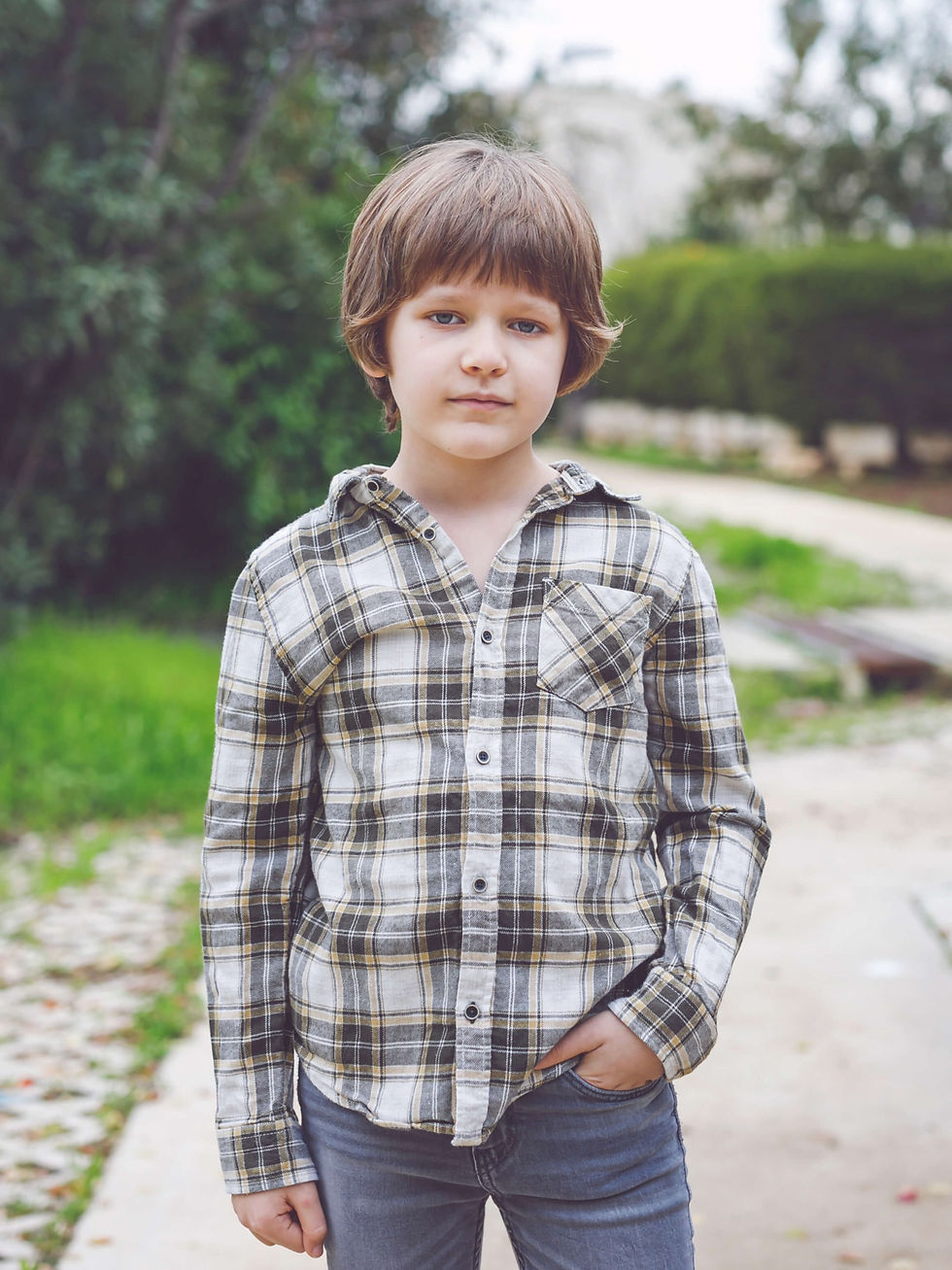 ילד חמוד לבוש חולצה פסים