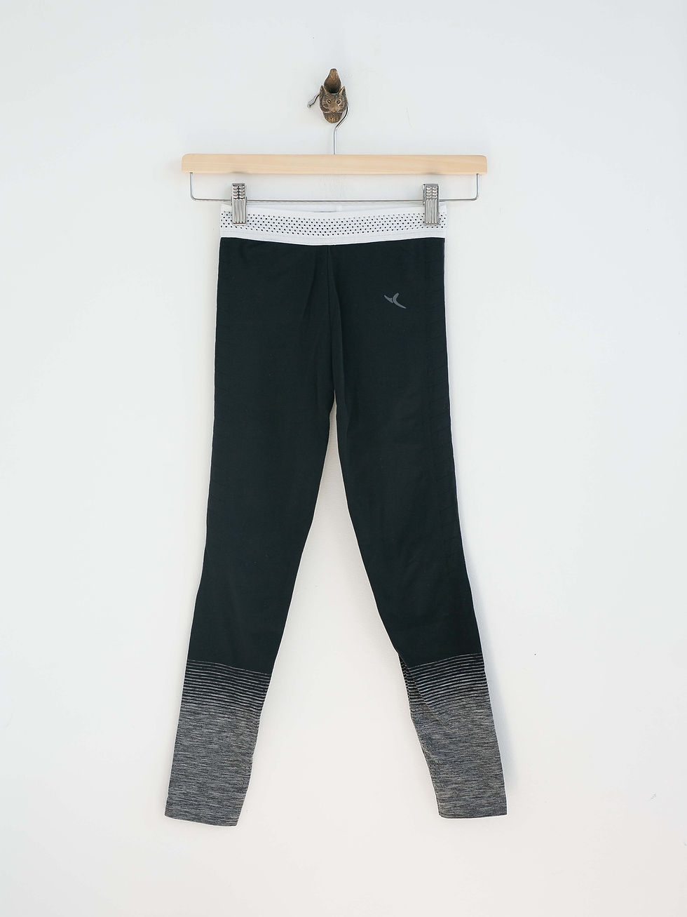 טייץ ספורט אפור כהה עם פסים לבנים