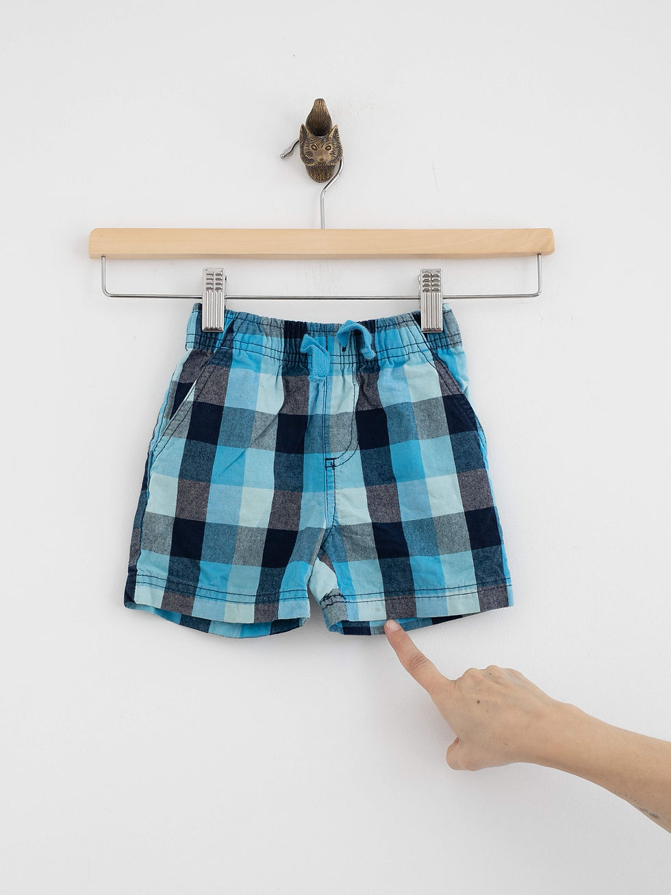 תמונה ממוזערת: מכנסיים קצרים לבנים, תבנית פסים כחולים-ירוקים