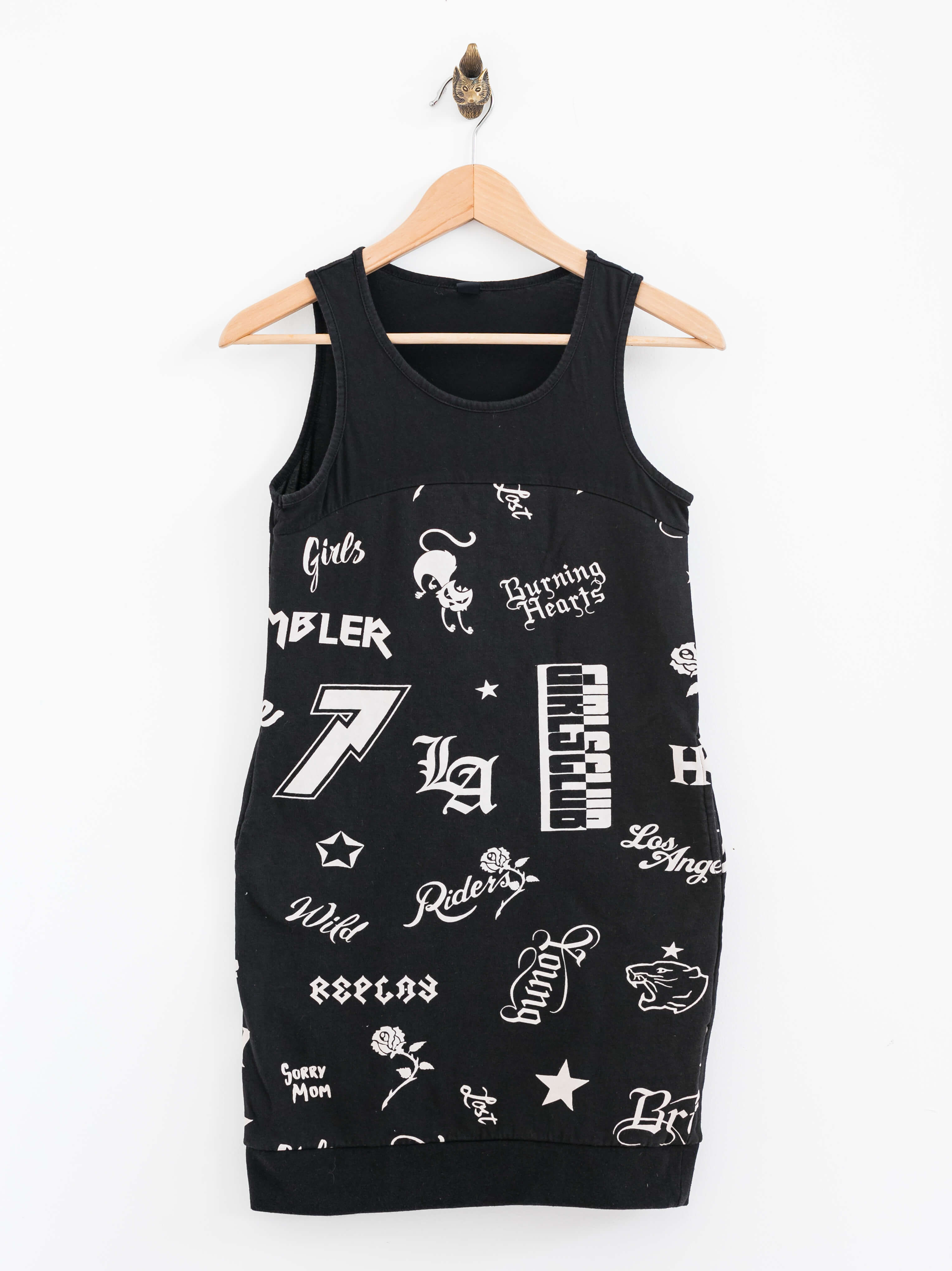 שמלה שחורה עם הדפסים לבנים