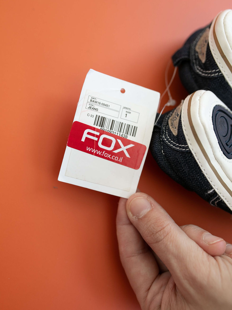 תמונה ממוזערת: תגית FOX עם נעלי תינוק