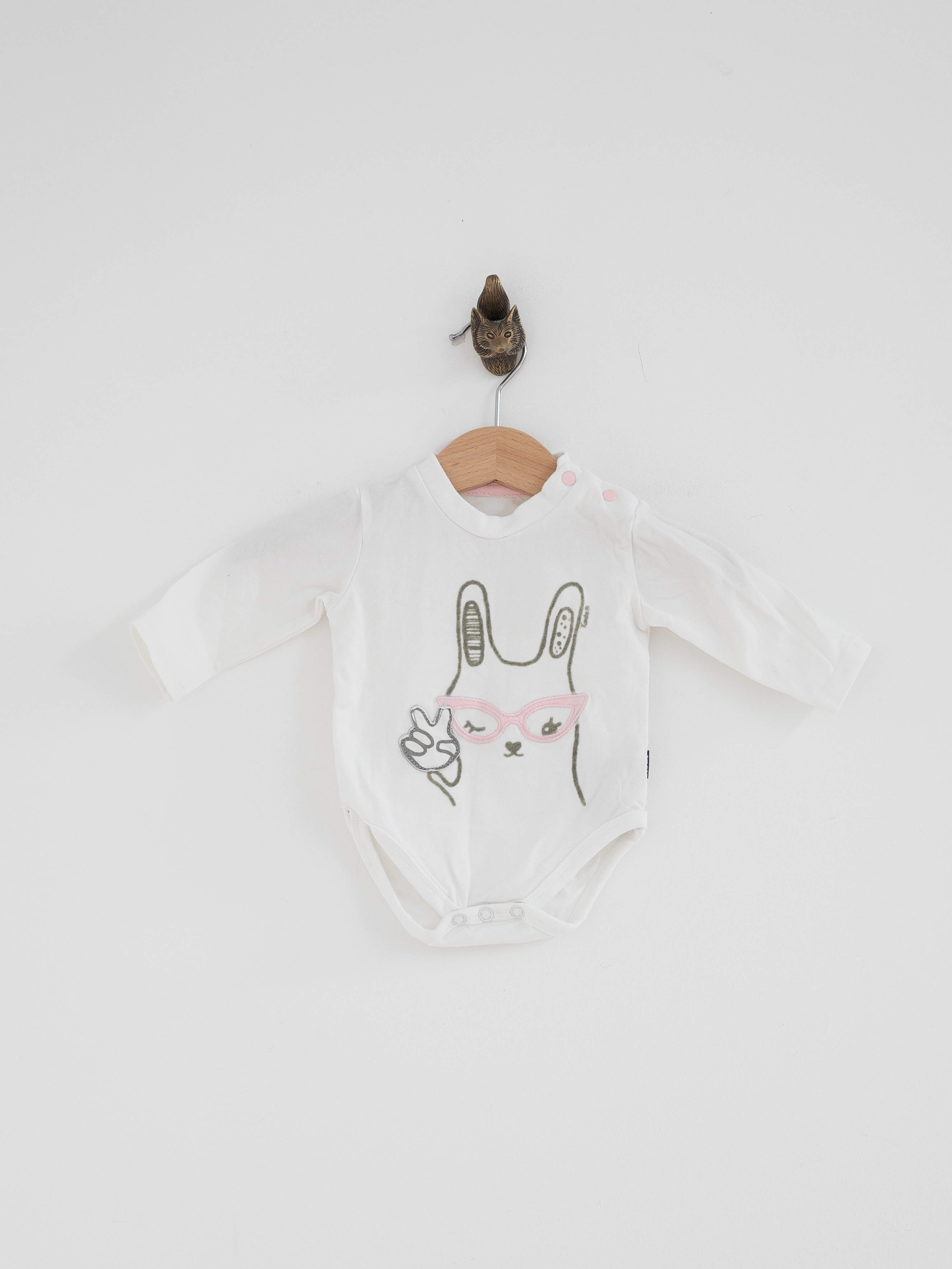 חליפת גוף תינוק לבנה עם הדפס ארנבת