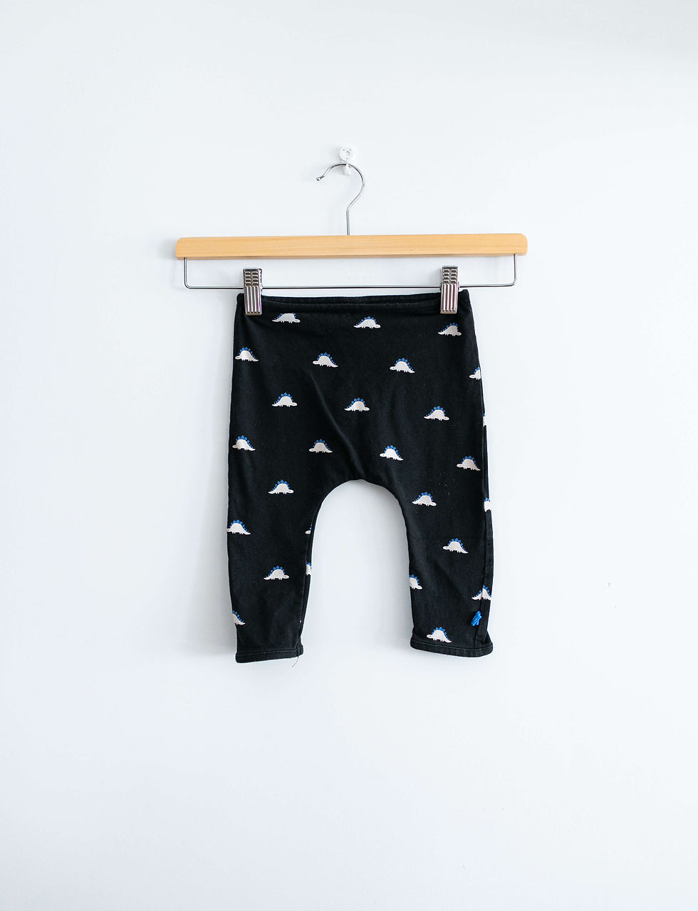 מידה 6-9 חודשים | מכנסיים ארוכים שחורים דינוזאורים | NEXT