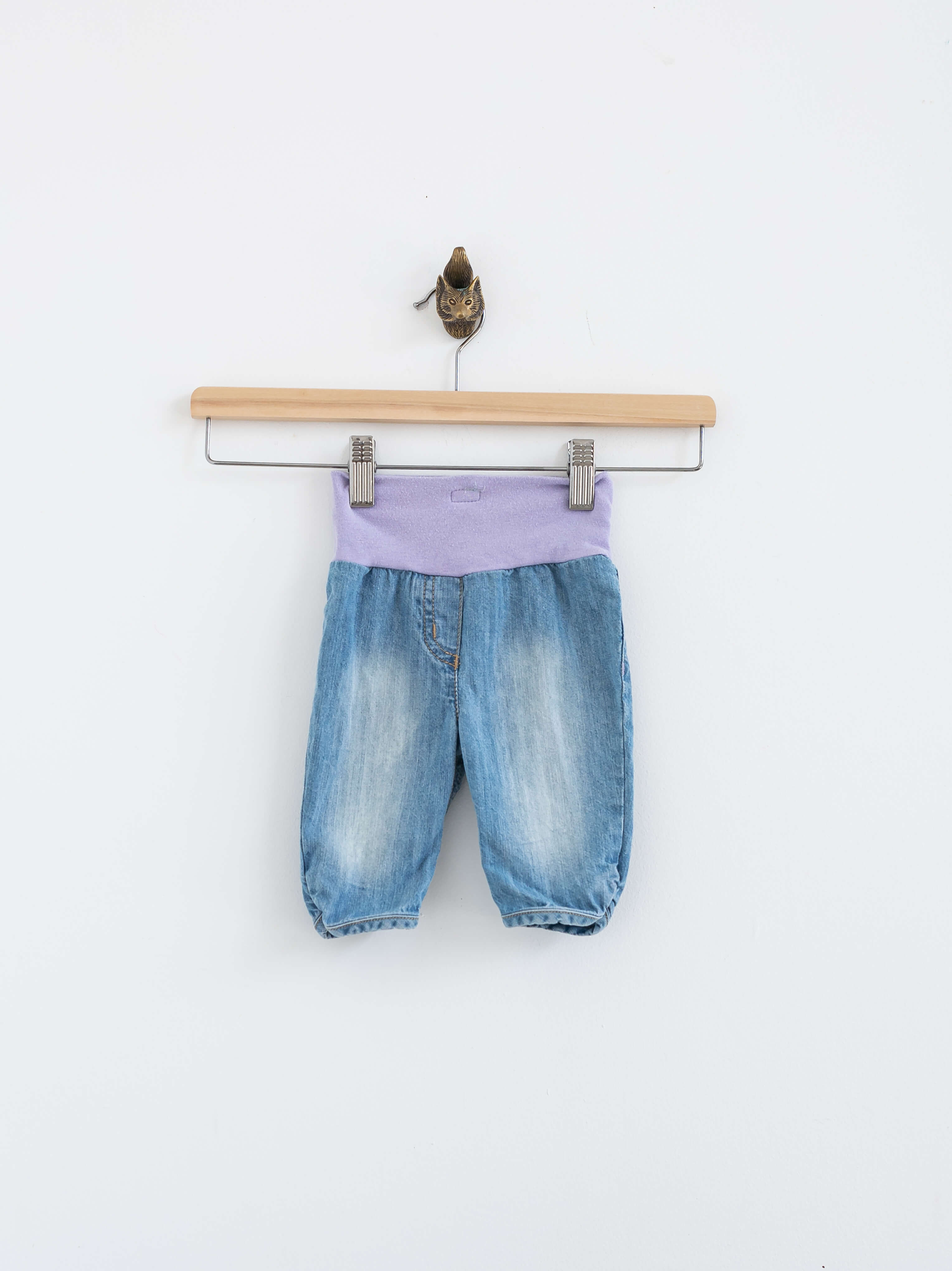 מכנסי ג'ינס תינוק קטנים בצבע כחול בהיר עם פס סגול