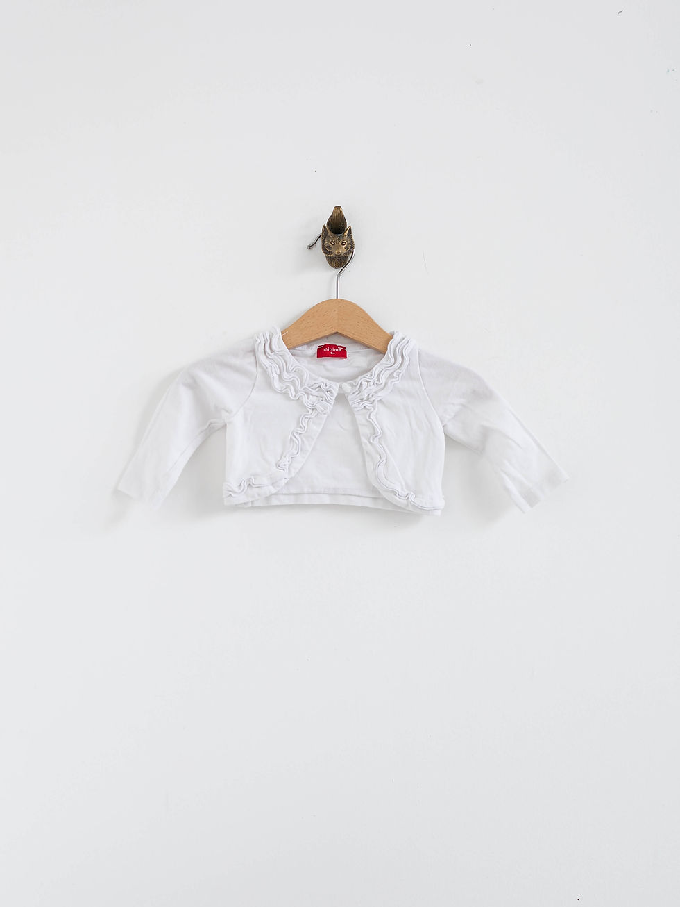 ז'קט לבן תינוקות קטן, תפור בצורה יפה