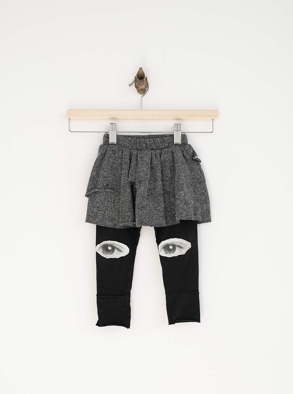 טייץ קצר עם חצאית אפורה מעל, עיניים מודפסות