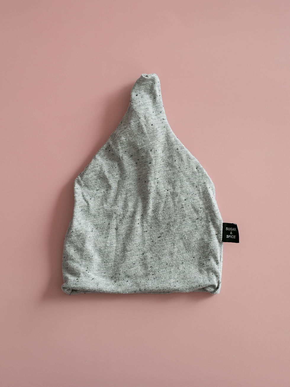 כובע תינוק אפור בהיר עם נקודות