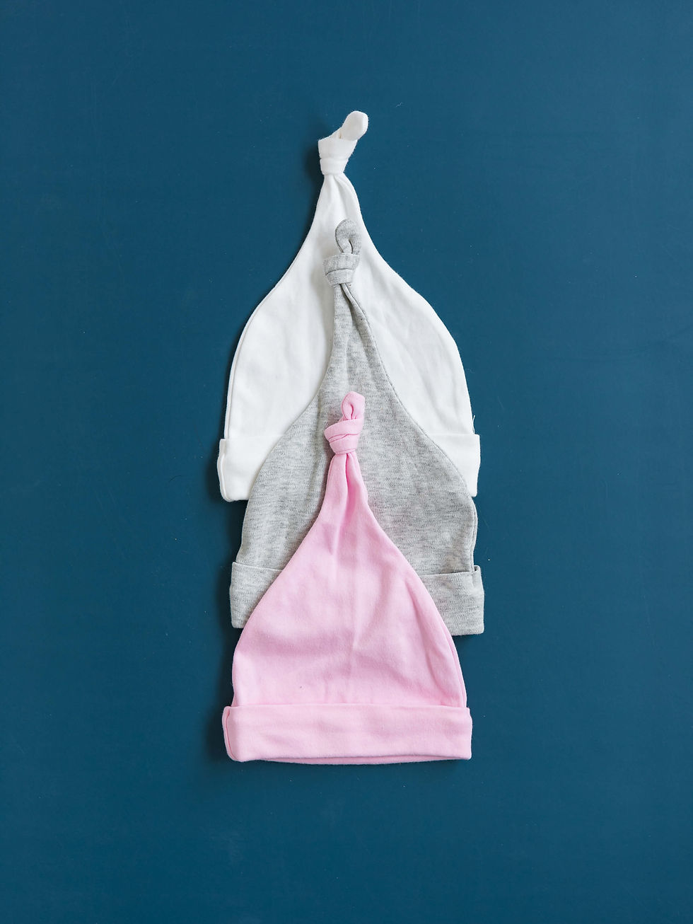 כובעי תינוק סרוגים בצבעים לבן, אפור וורוד