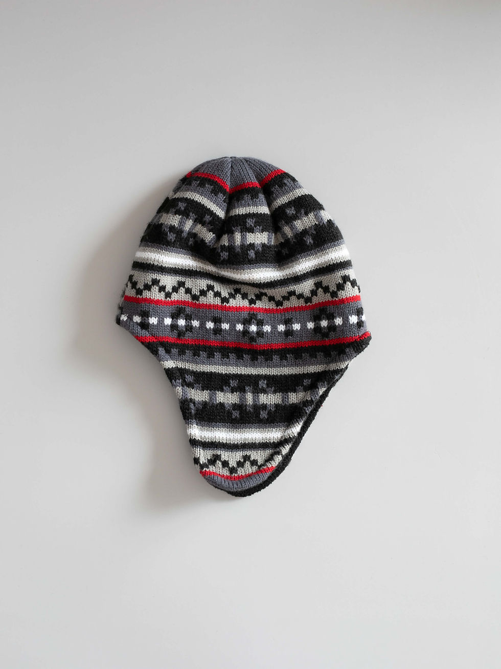 כובע סרוג חם עם דוגמא גיאומטרית