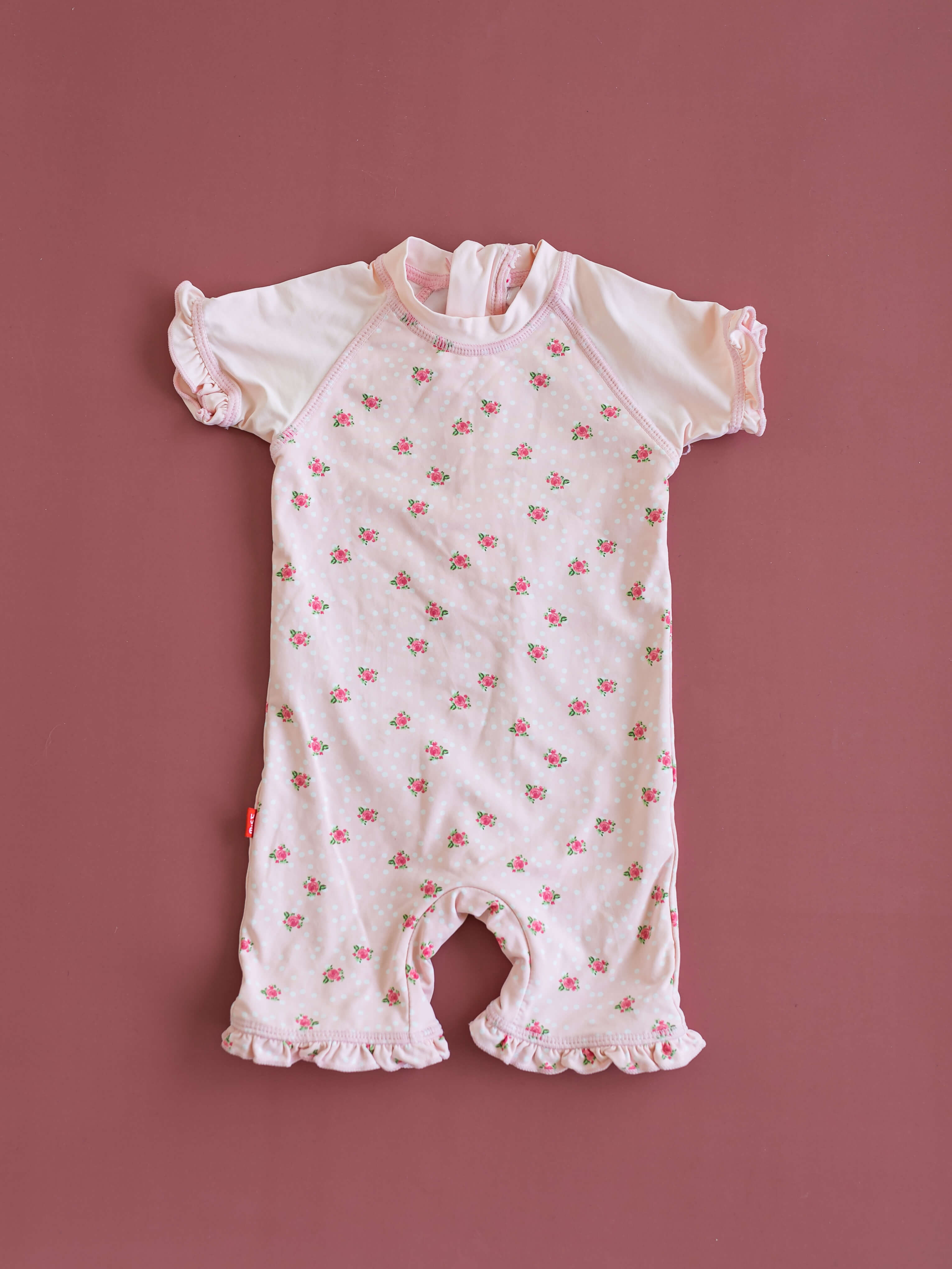 חליפת תינוקת לבנה עם נקודות ורודות