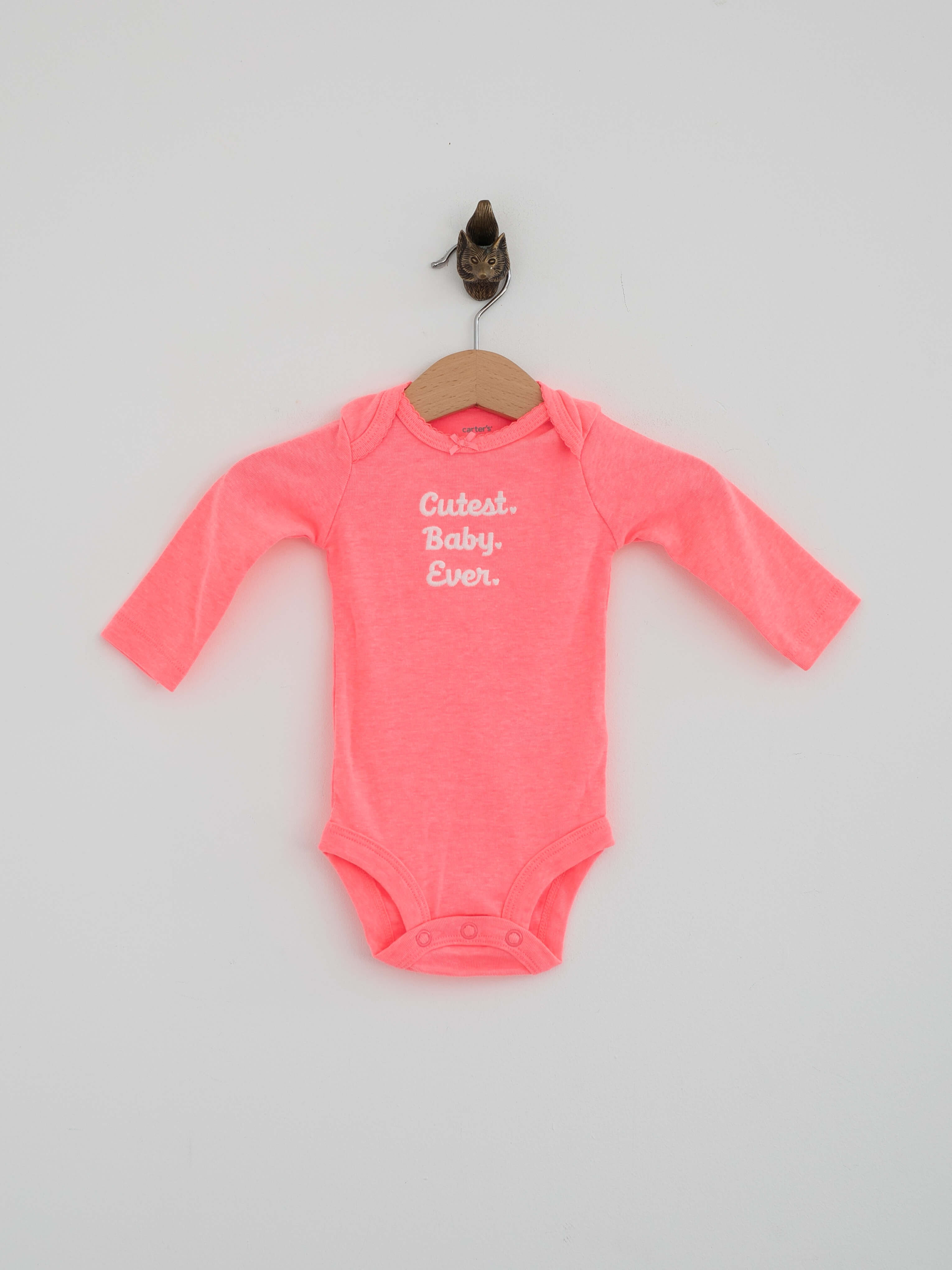 חליפת גוף תינוק כתומה בהירה עם הכיתוב 'Cutest Baby Ever'
