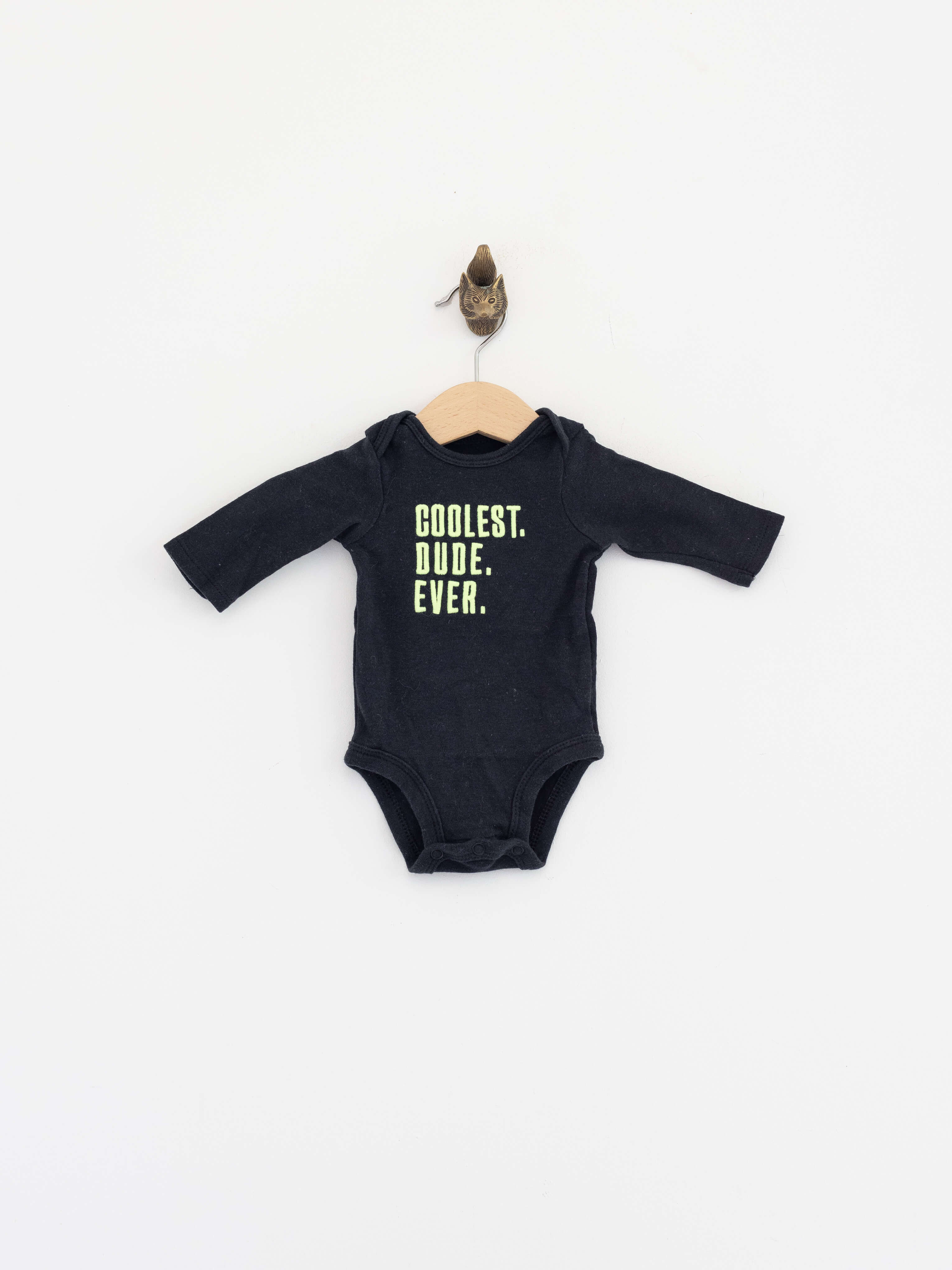 חולצת תינוק אפורה כהה עם הכיתוב 'הבחור הכי מגניב אי פעם'