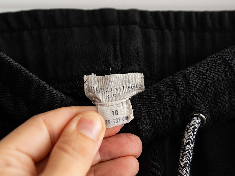 תמונה ממוזערת: מידה 8-9 | מכנסי טרנינג קצרים שחורים פסים בצד | American Eagle