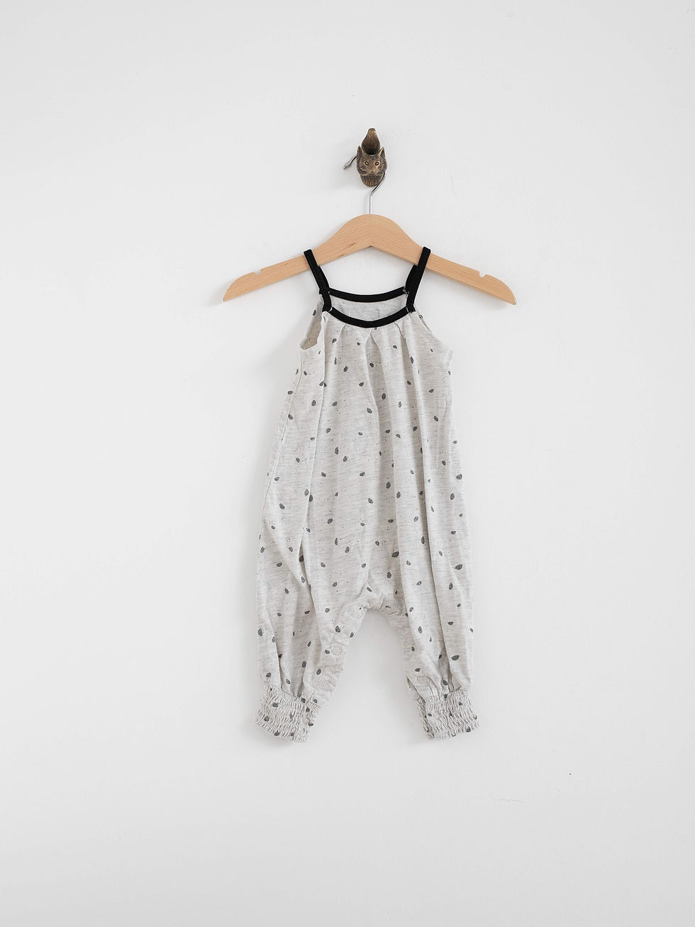 חליפת פיג'מה תינוקת לבנה עם נקודות