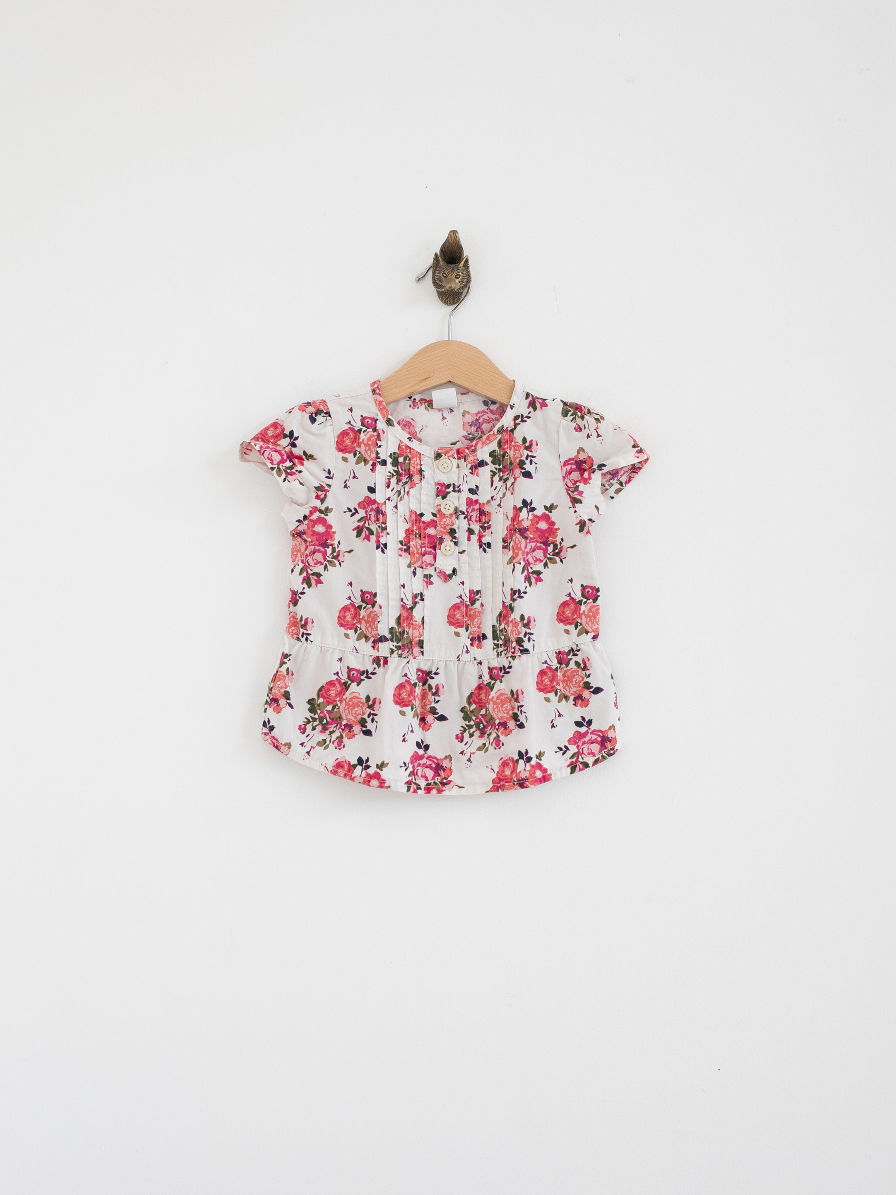 חולצת ילדה לבנה עם פרחים