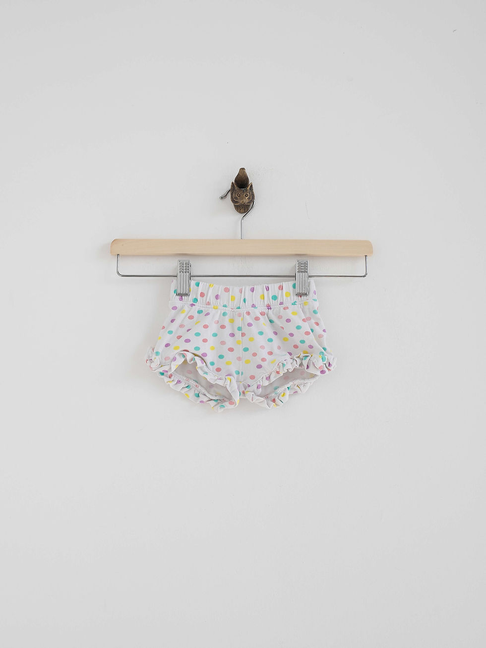 אוברול תינוק לבן עם נקודות צבעוניות