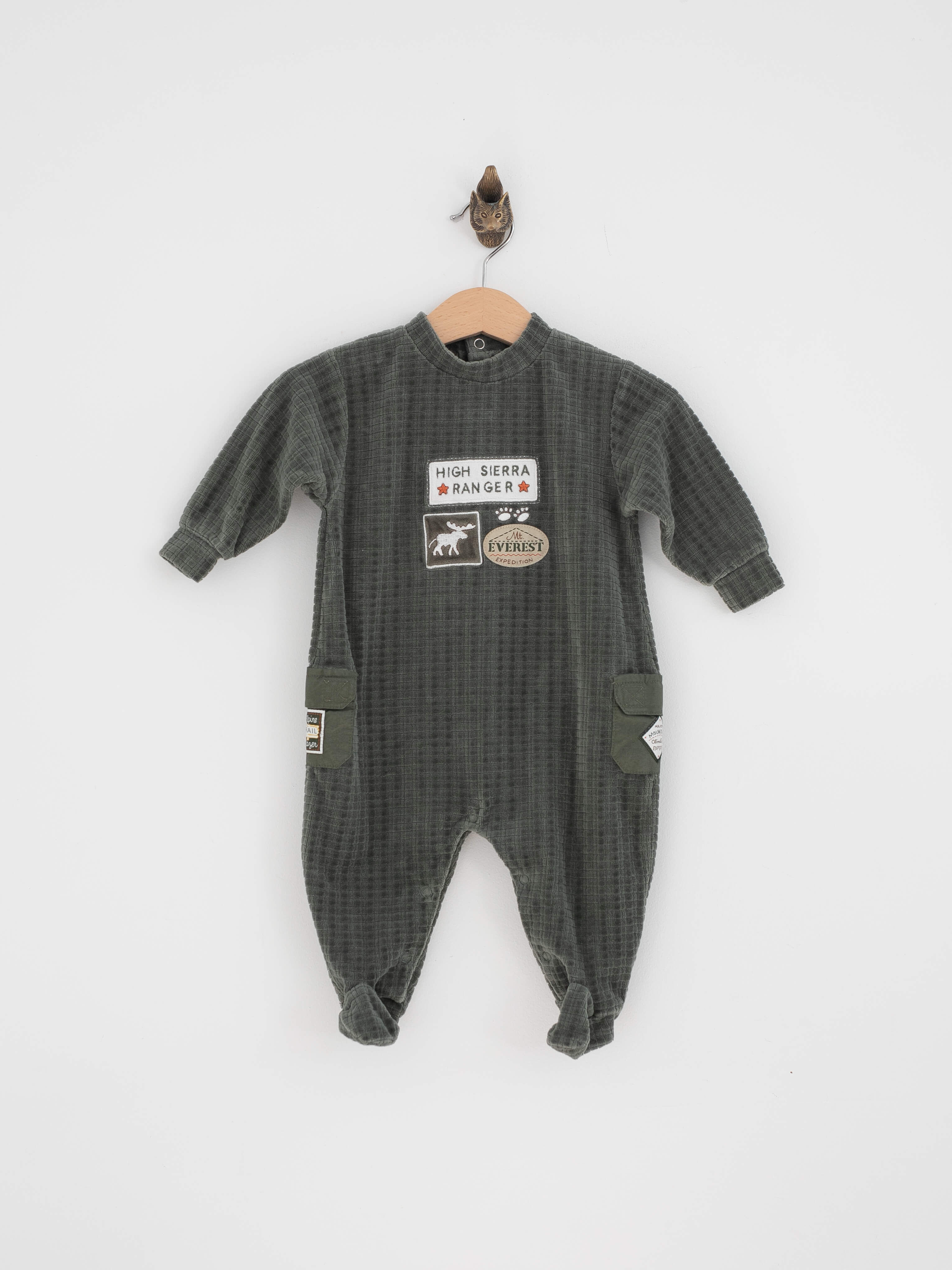 חליפת פליז ירוקה לתינוק עם אפליקציות