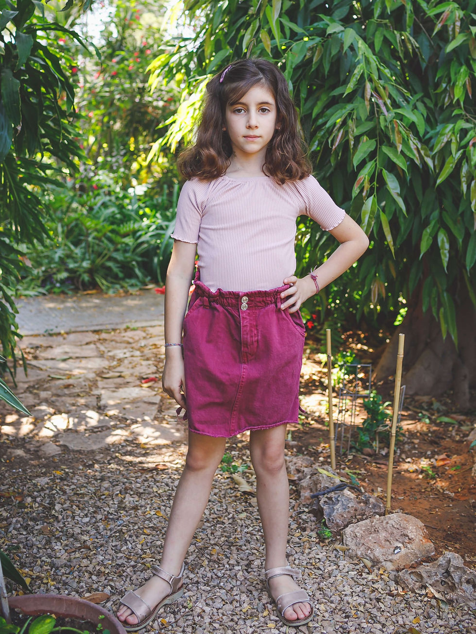 ילדה לובשת חצאית אדומה