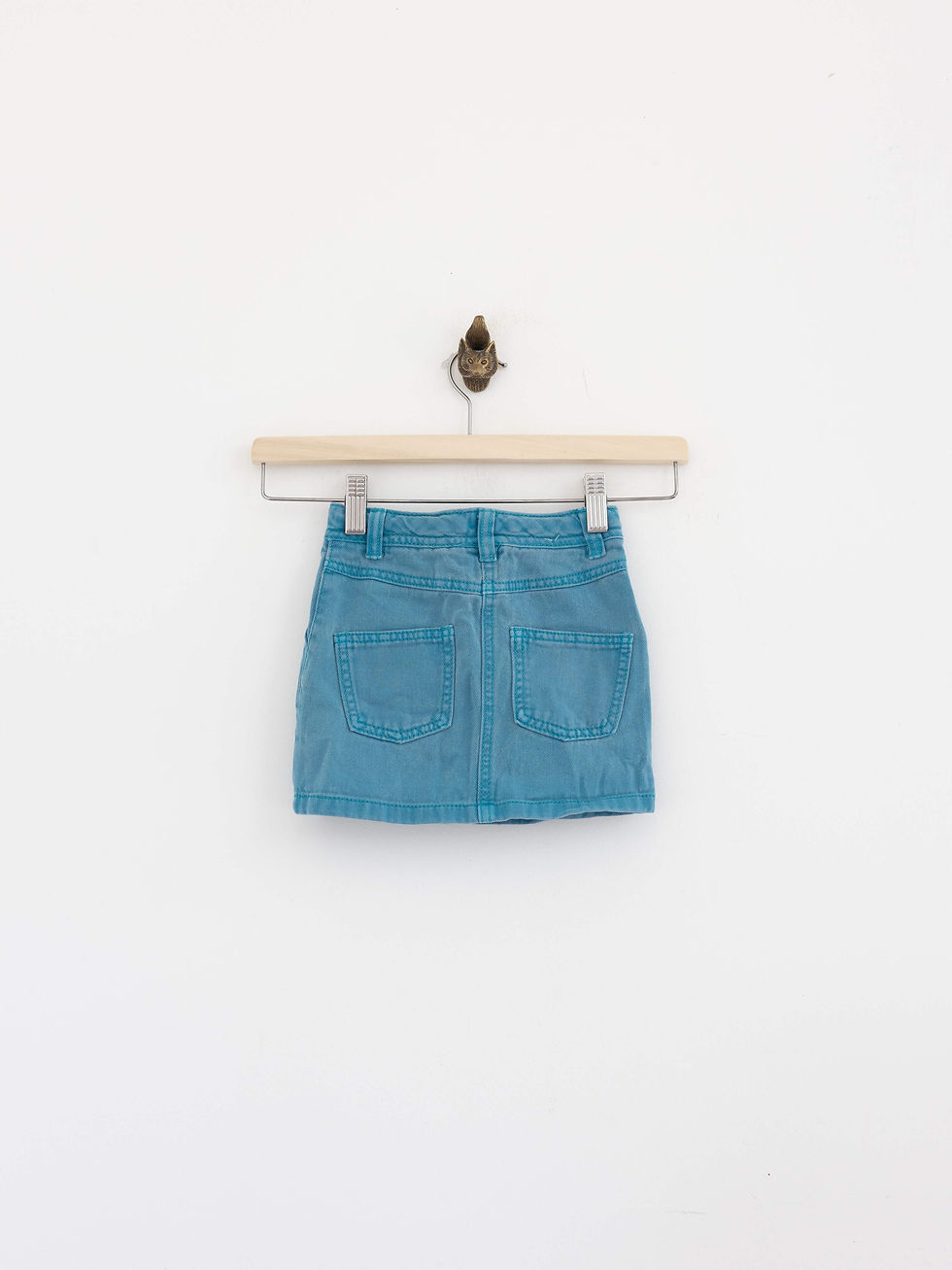 חצאית ג'ינס כחולה לילדה תלויה