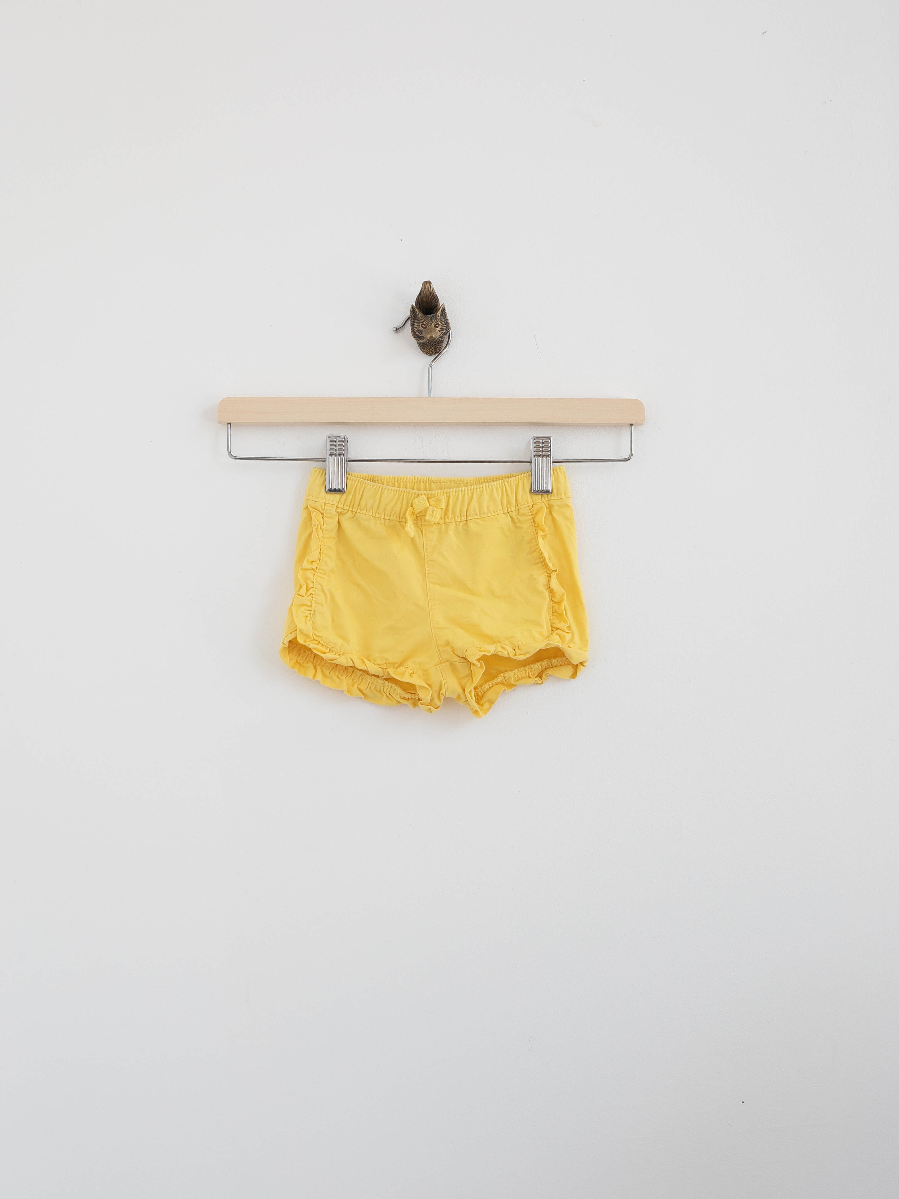 מכנסיים צהובים קצרים לילדה