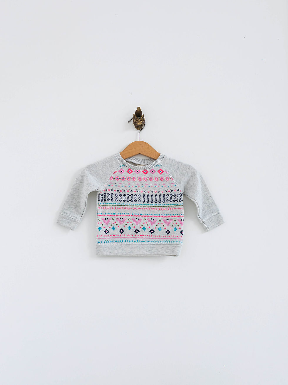 סווטשירט תינוק אפור בהיר עם דוגמה צבעונית
