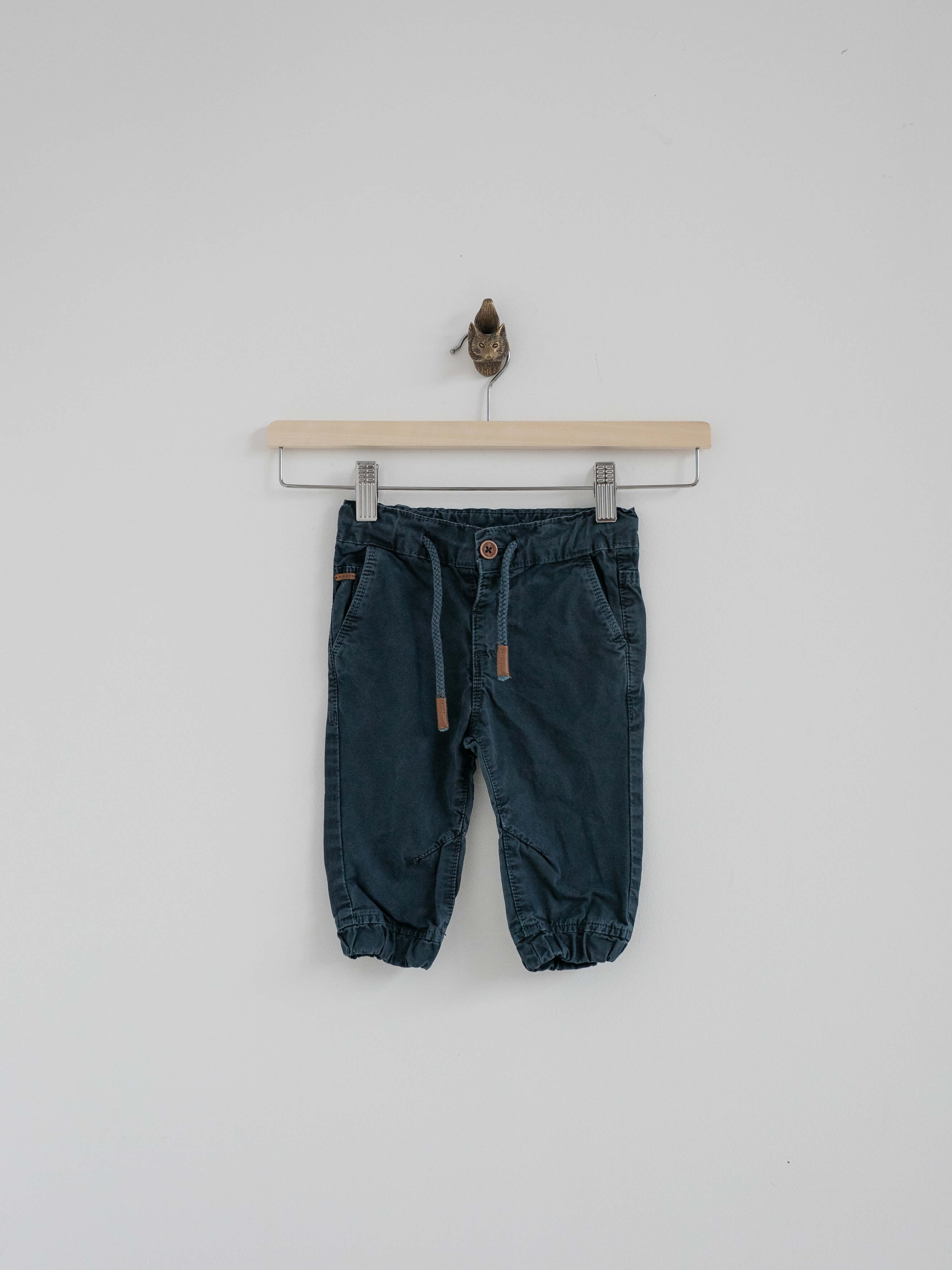 מכנסיים כחולים