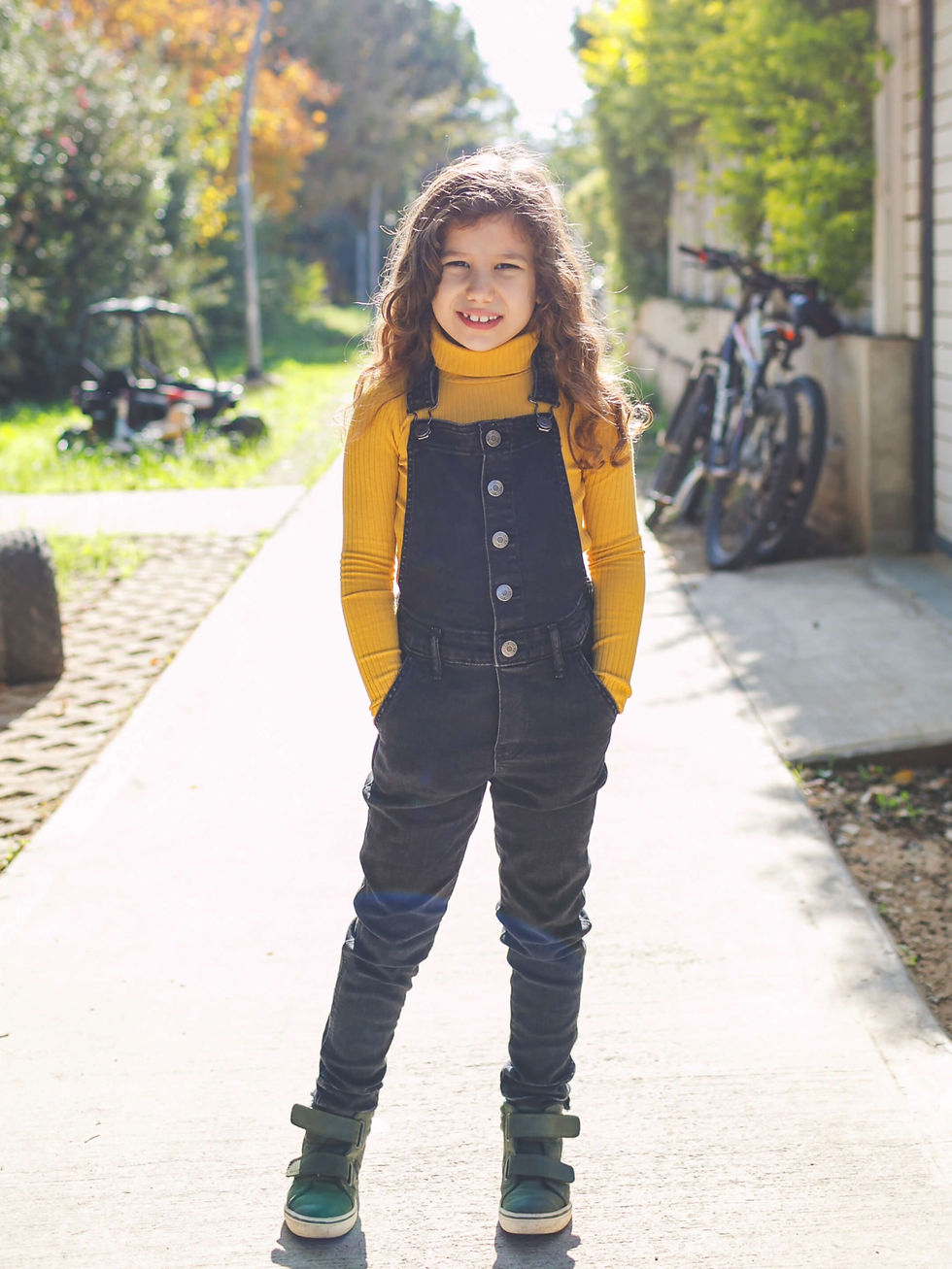 ילדה מחייכת בבגדי עבודה