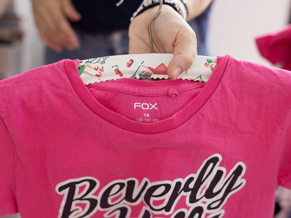 תמונה ממוזערת: חולצת FOX בגודל 14, כתוב עליה "Beverly Hills"