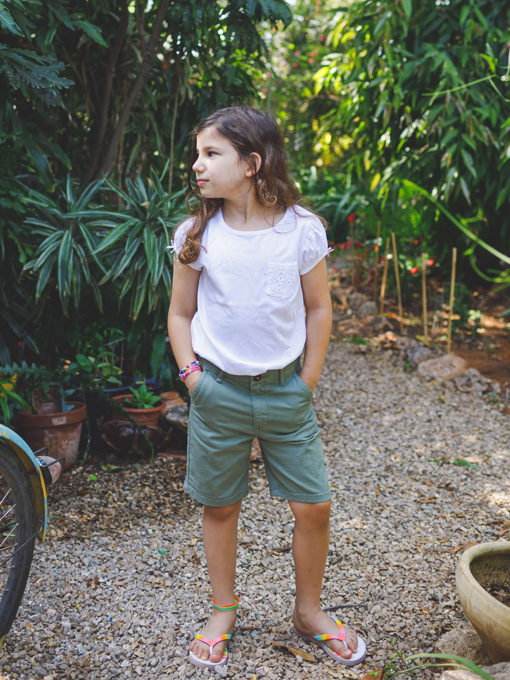 ילדה חמודה לובשת מכנסיים קצרים