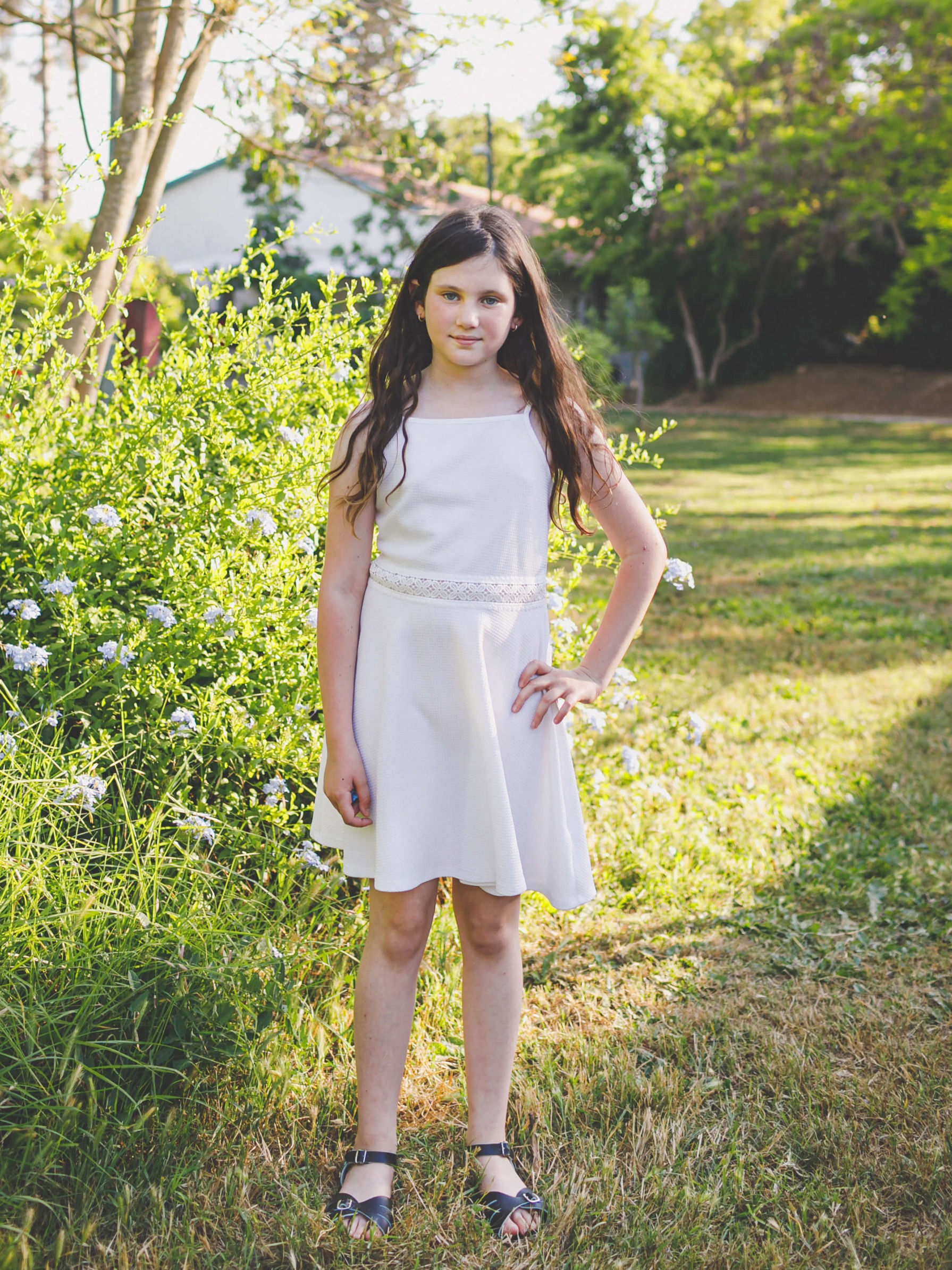 ילדה לבושה בשמלה לבנה קצרה