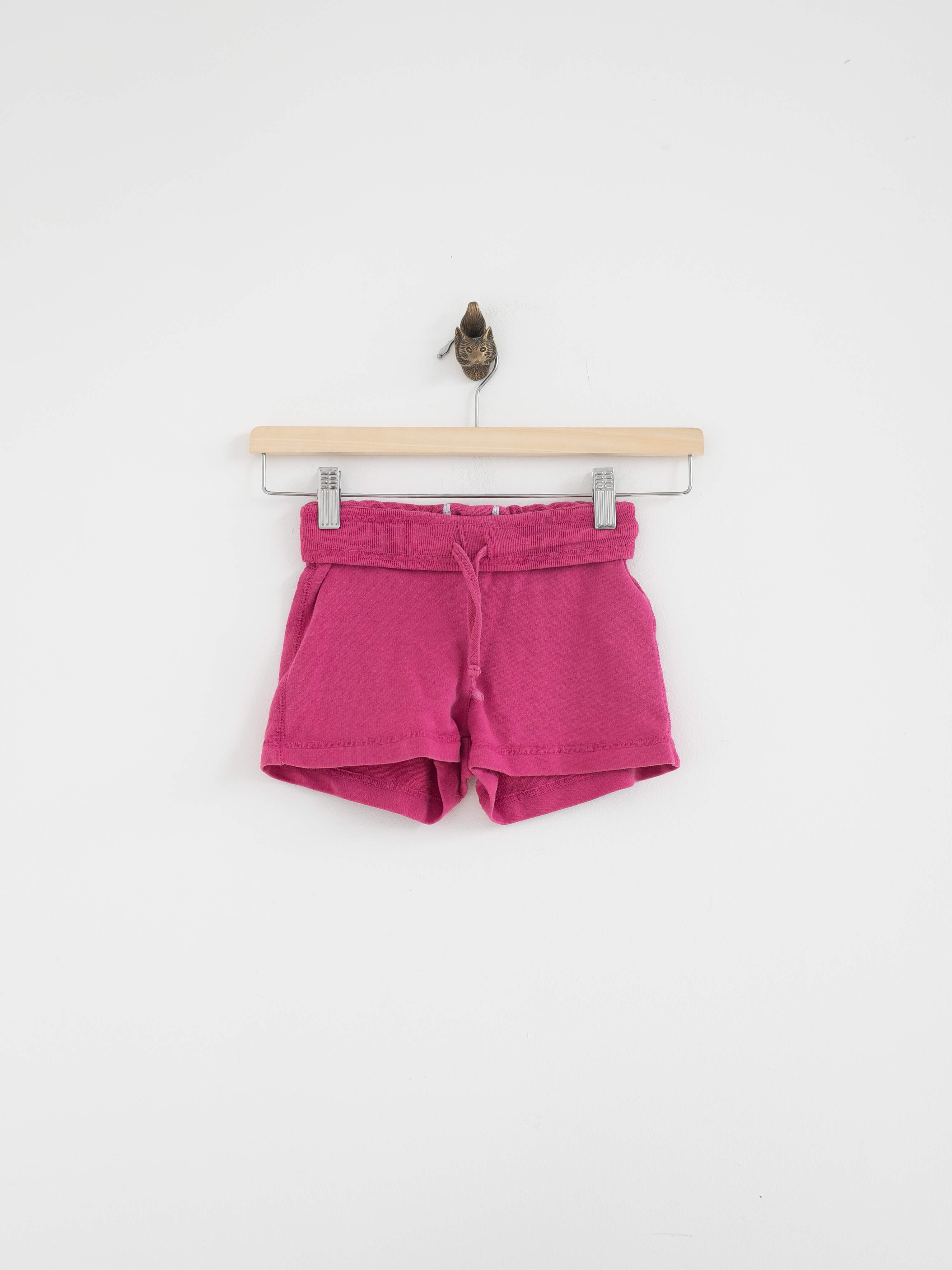 מכנסי ספורט קצרים בצבע ורוד עמוק