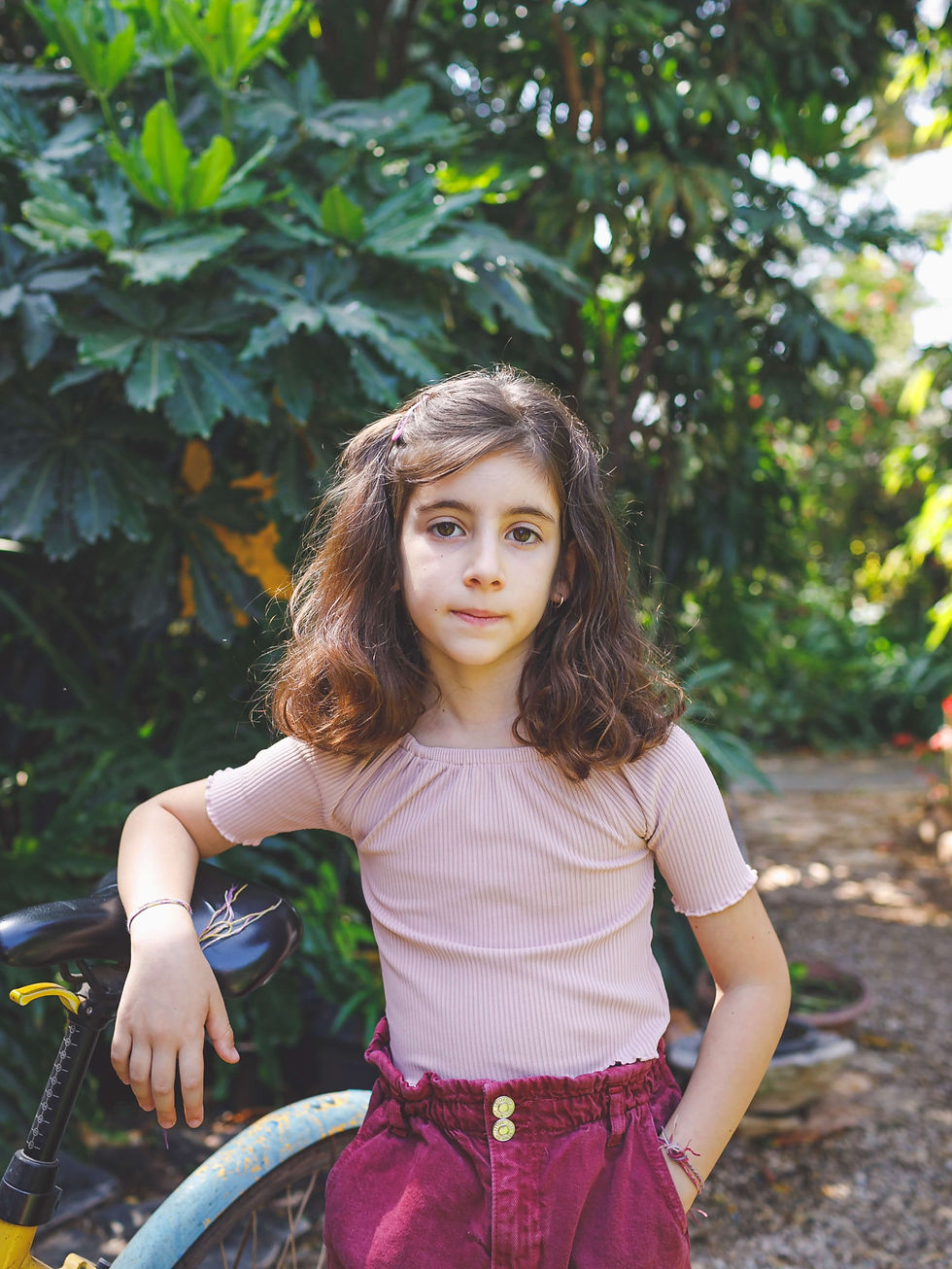 ילדה חמודה לובשת חולצה ורודה