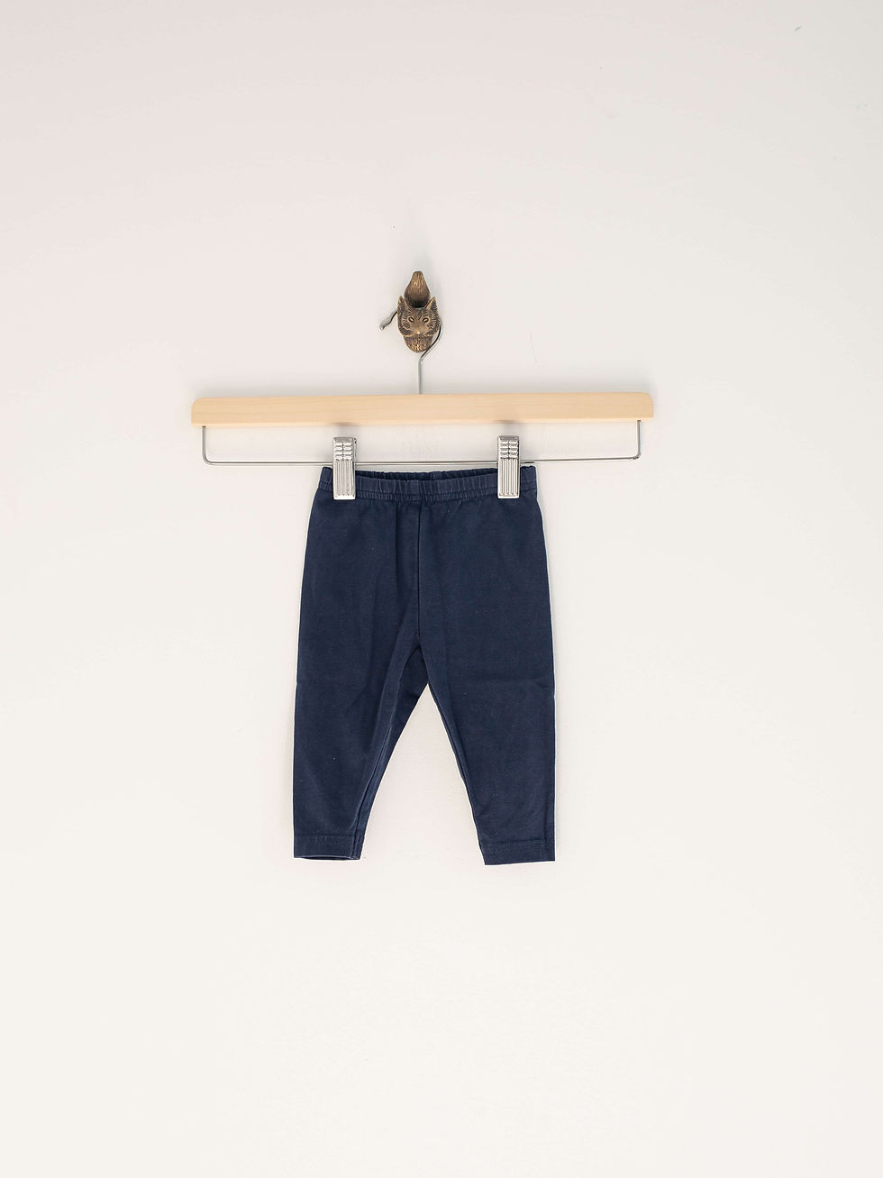 מכנסיים כחולים לתינוק תלויים על קולב