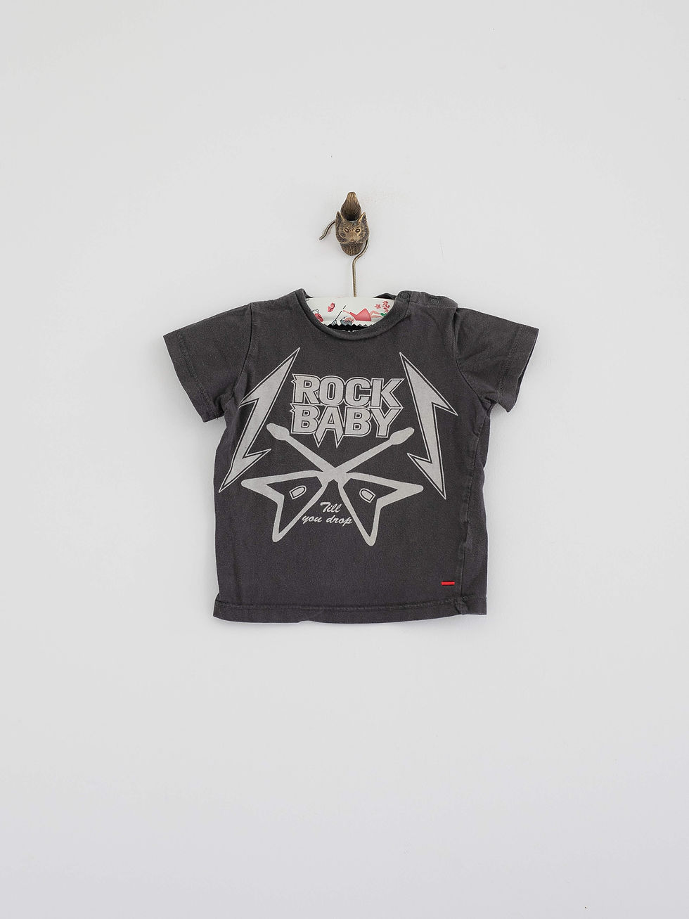 חולצת טריקו אפורה לתינוק עם הכיתוב "Rock Baby"