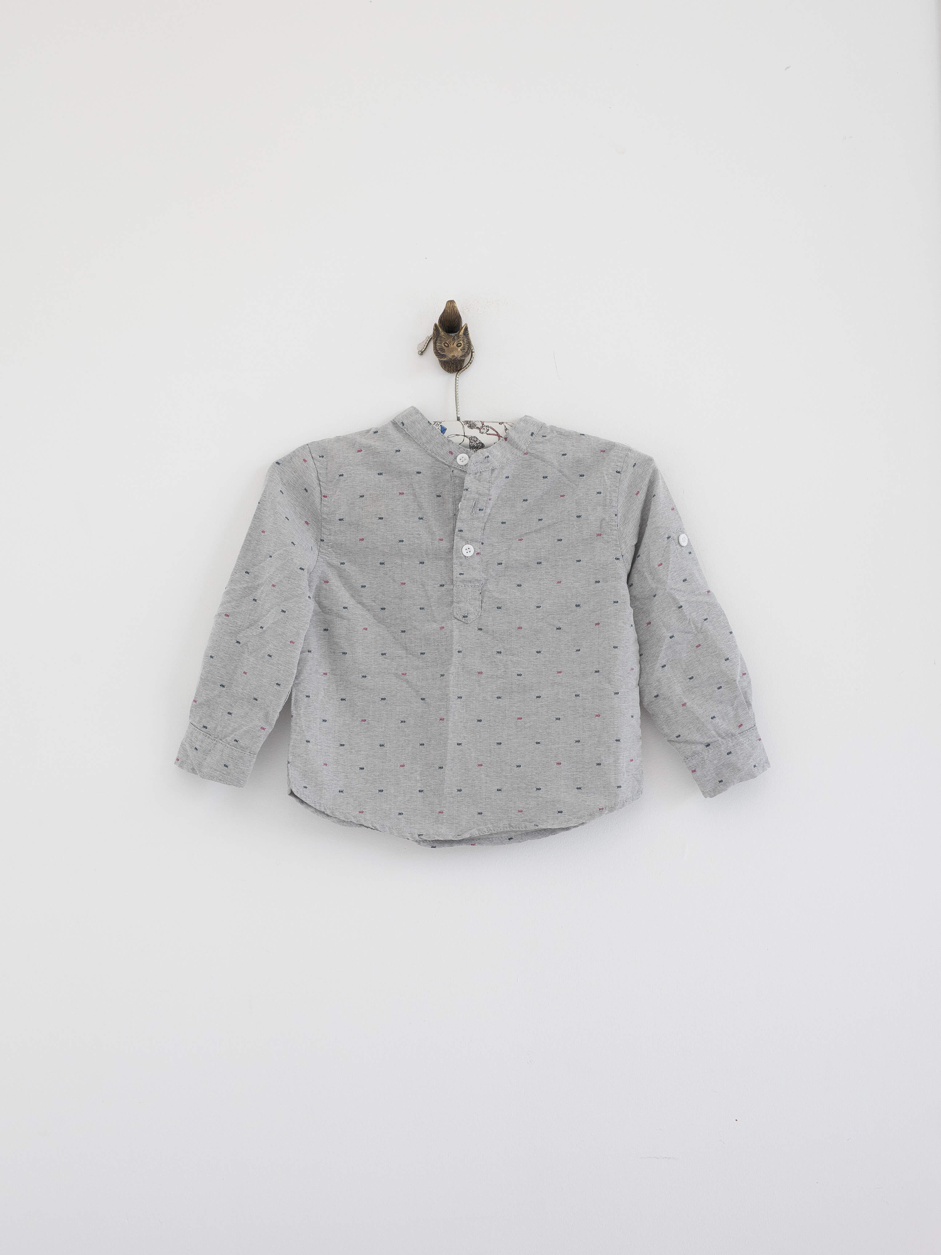 חולצת ילדים אפורה עם כפתורים