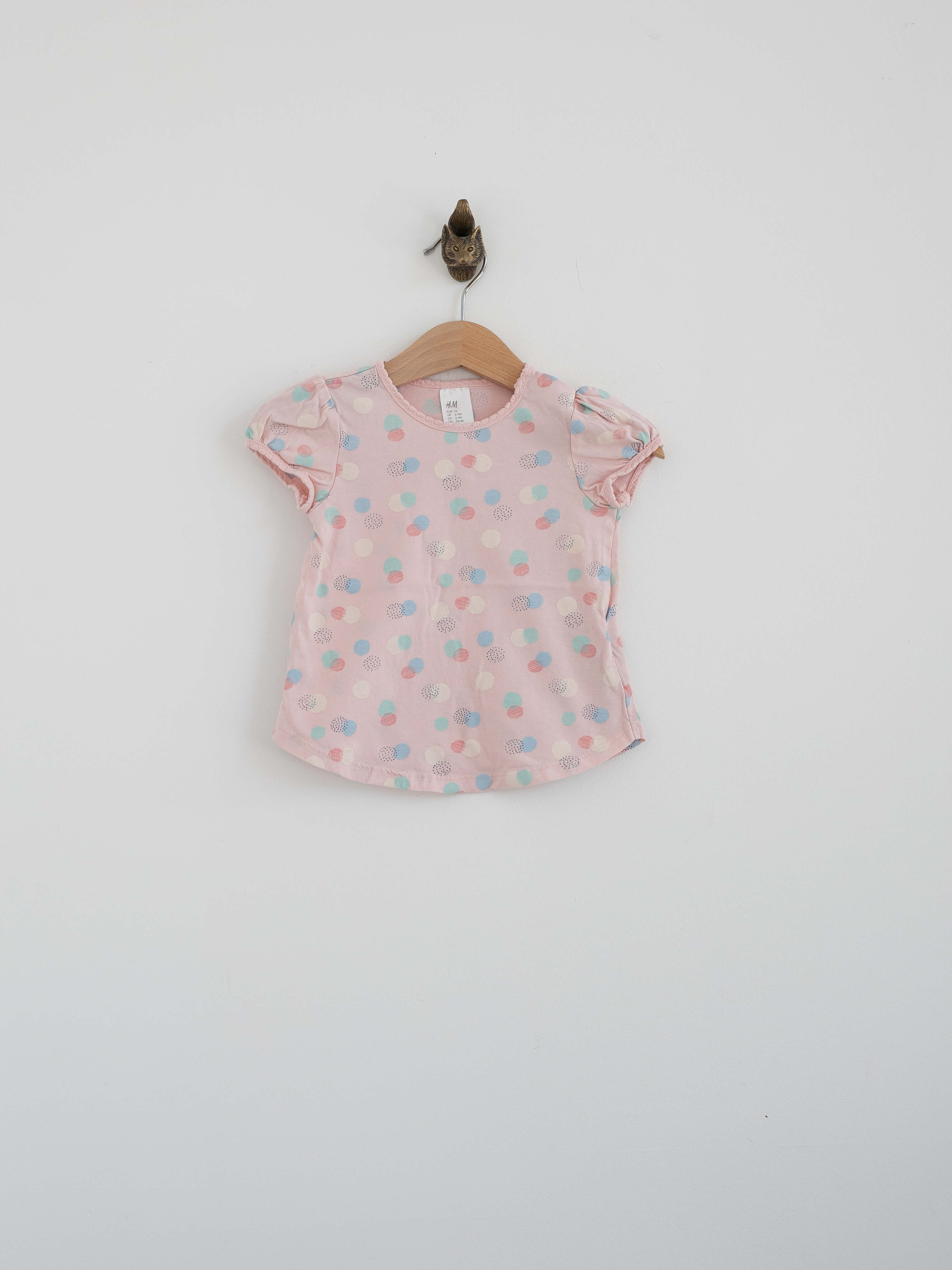 חולצת תינוקת ורודה עם הדפס פרחוני