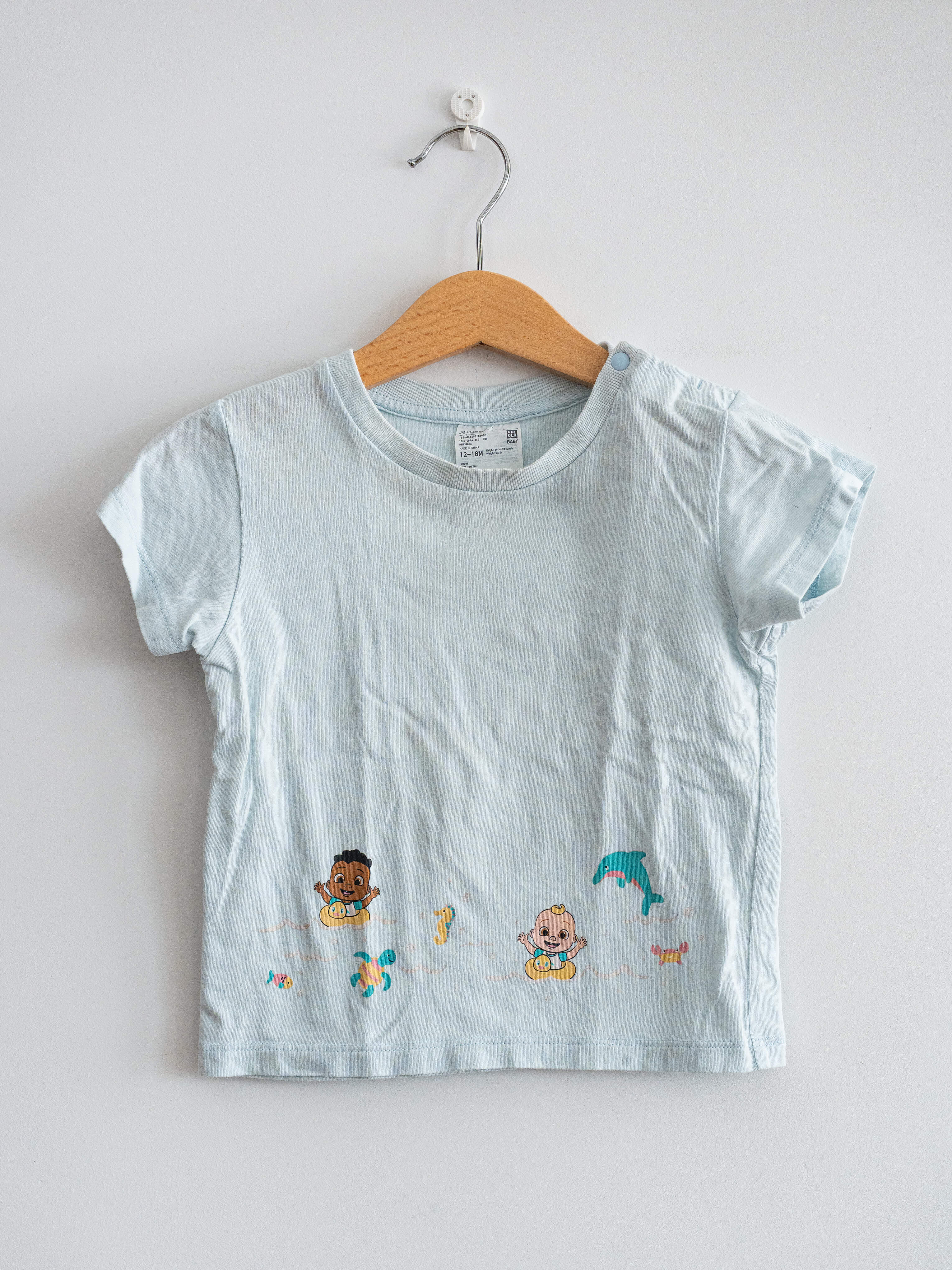 מידה 12-18 חודשים | טי-שירט תכלת תינוקות ודולפינים | UNIQLO