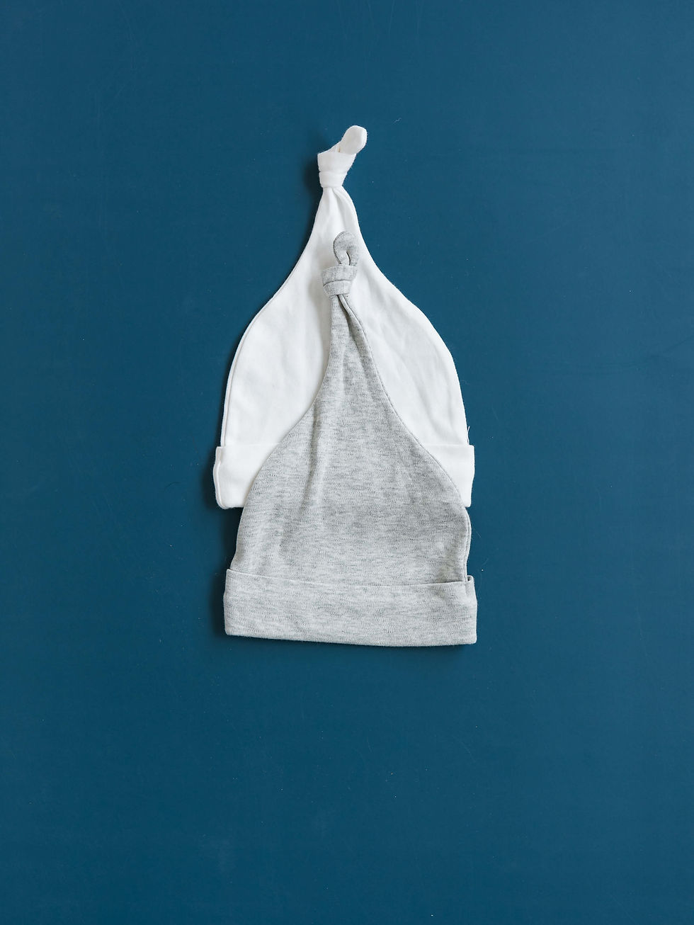 כובעי תינוק, לבן ואפור, ערימה