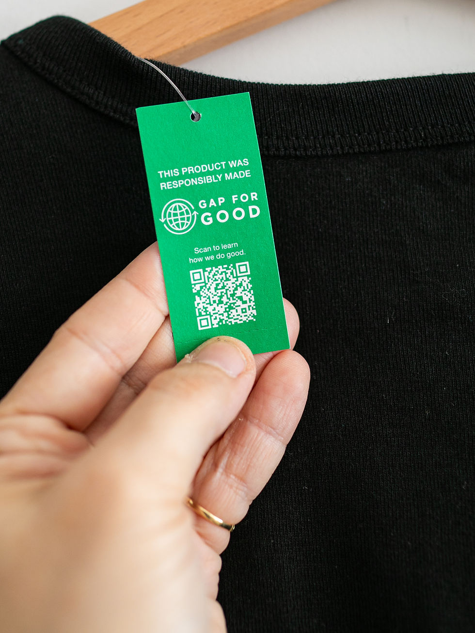 תמונה ממוזערת: טל מאור זינגרמן | חדש עם טיקט | מידה 12 | חולצה שחורה עם פאייטים פרחים | Gap