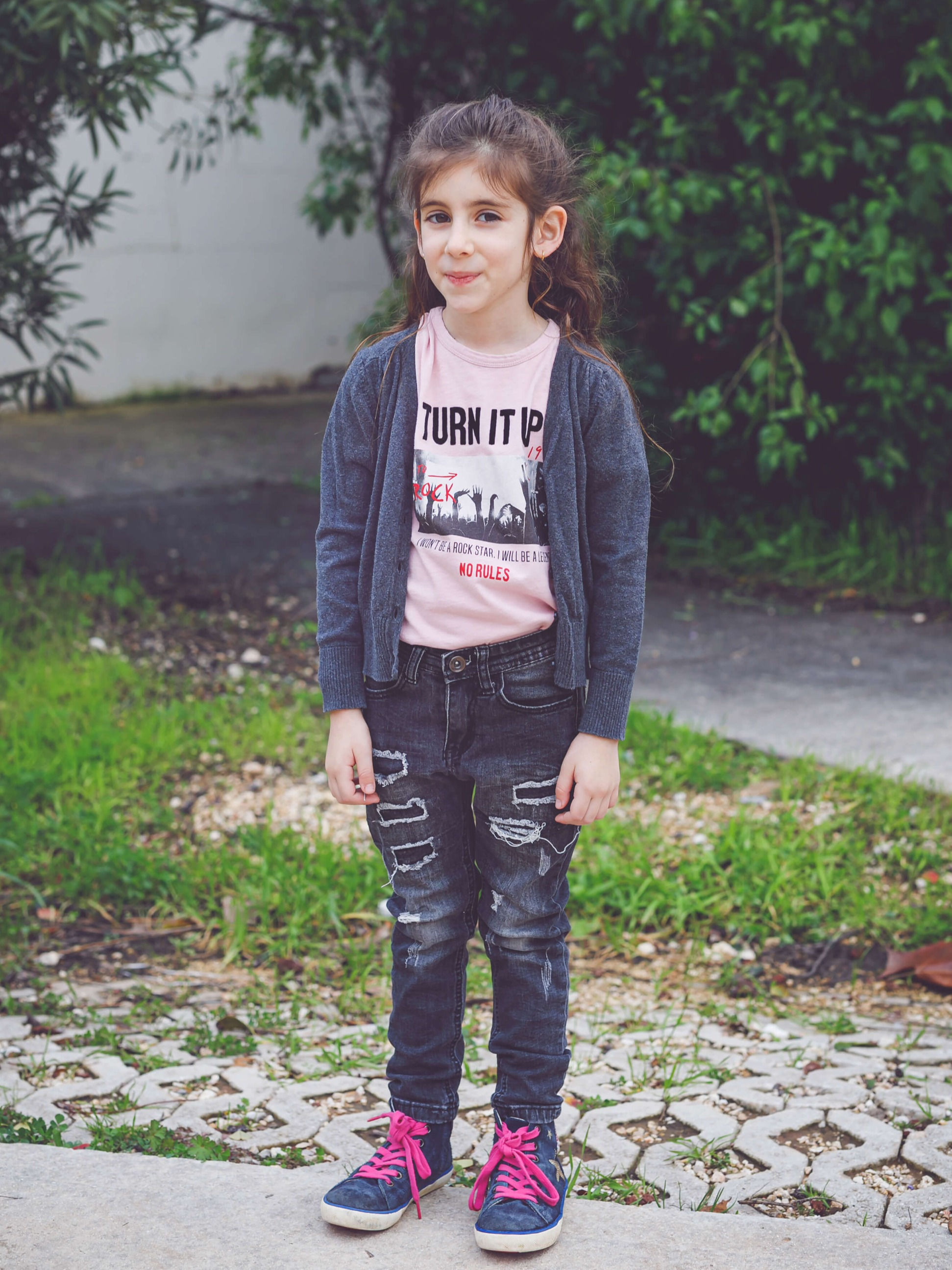 מידה 8 ג׳ינס שחור משופשף עם קרעים