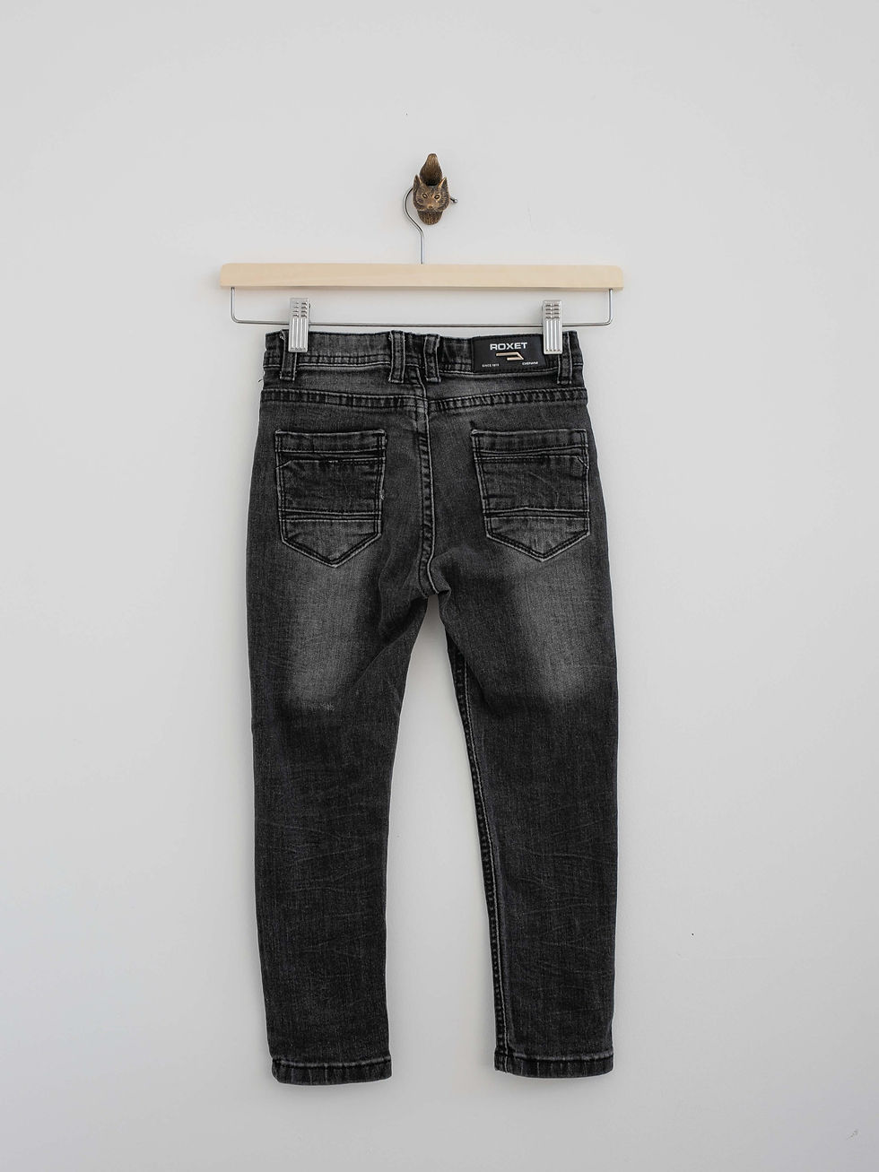 תמונה ממוזערת: מידה 8 ג׳ינס שחור משופשף עם קרעים