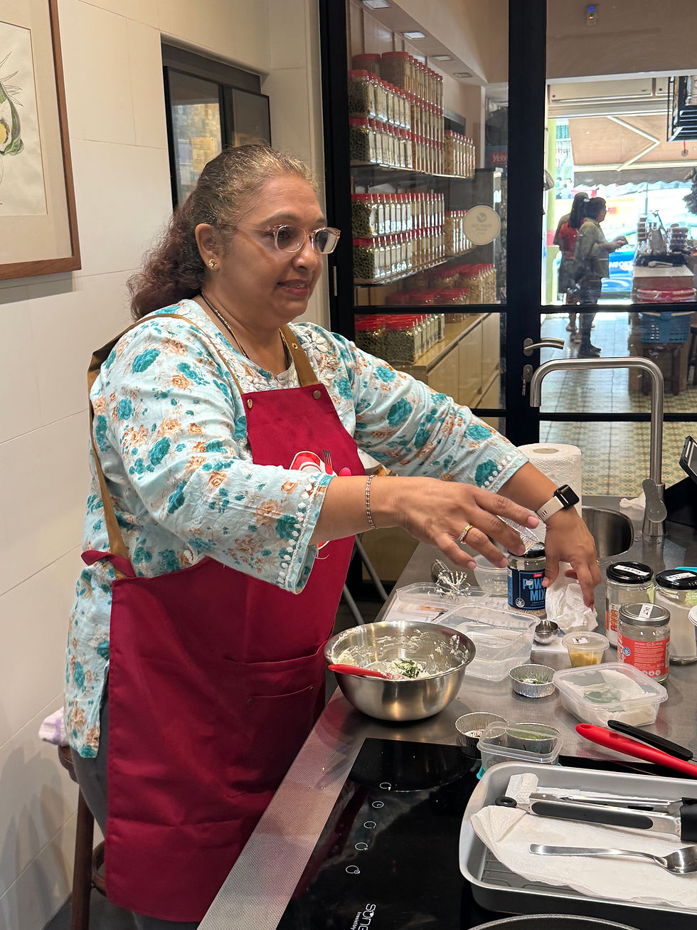 Mdm Sapna Vasnani was making Vadai at Kim Choo Kueh Chang's studio