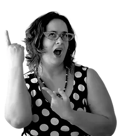 הילה הקרציה מפולניה מביטה ומצביעה למעלה משועשעת