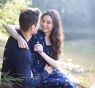 Couple au bord du lac