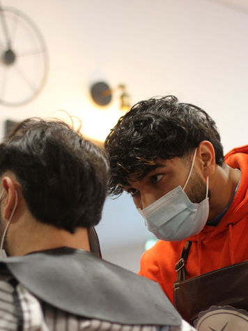 Firooz en train de coiffer