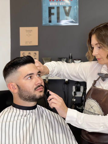 Janie effectue un traçage de barbe