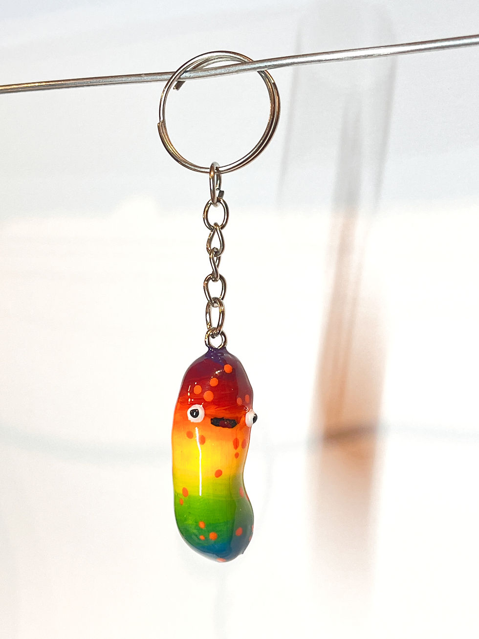 Miniaturbild: Gurken-Schlüsselanhänger Regenbogen/Pride